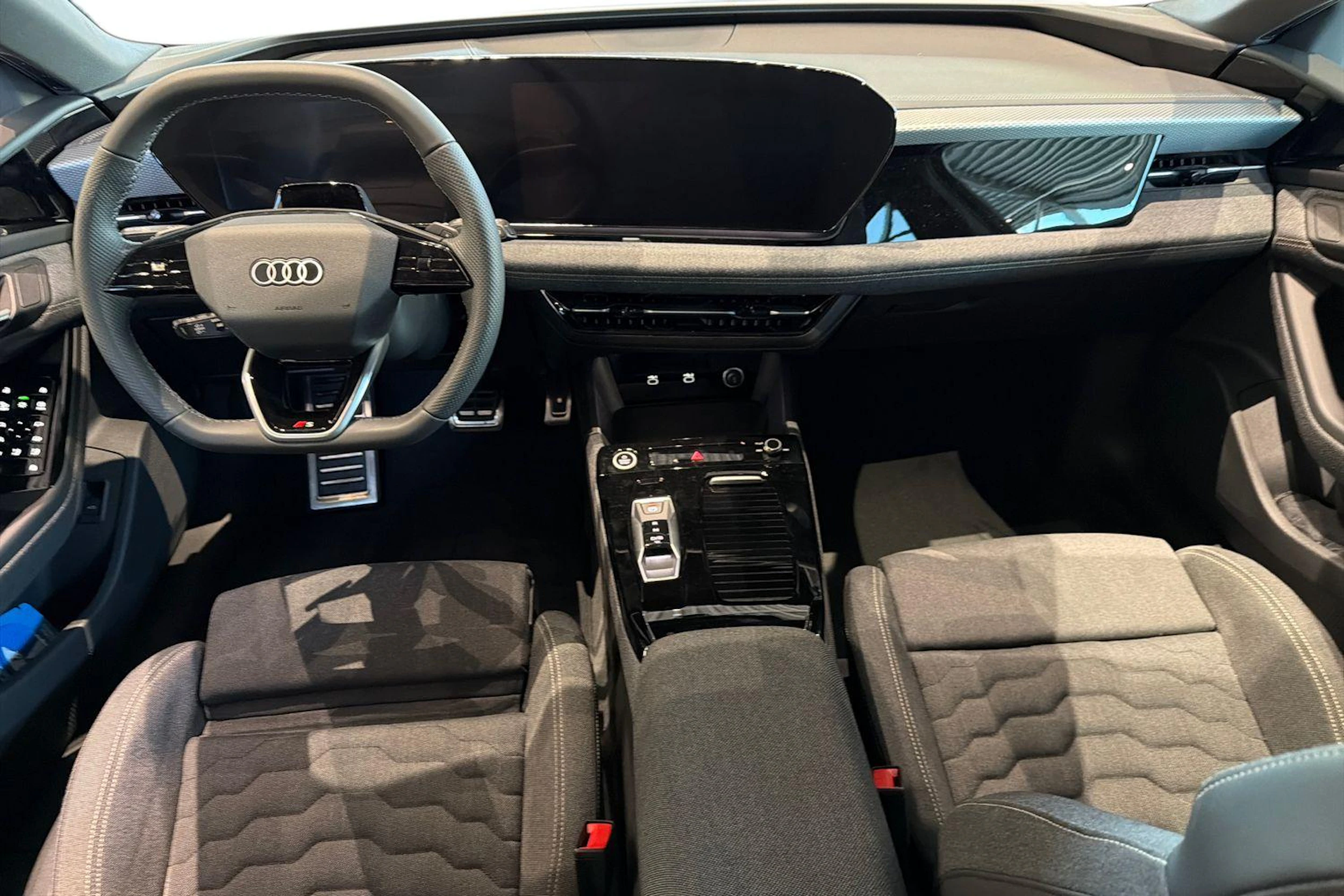 valkoinen Audi A6 e-tron 2026 kuva 7.