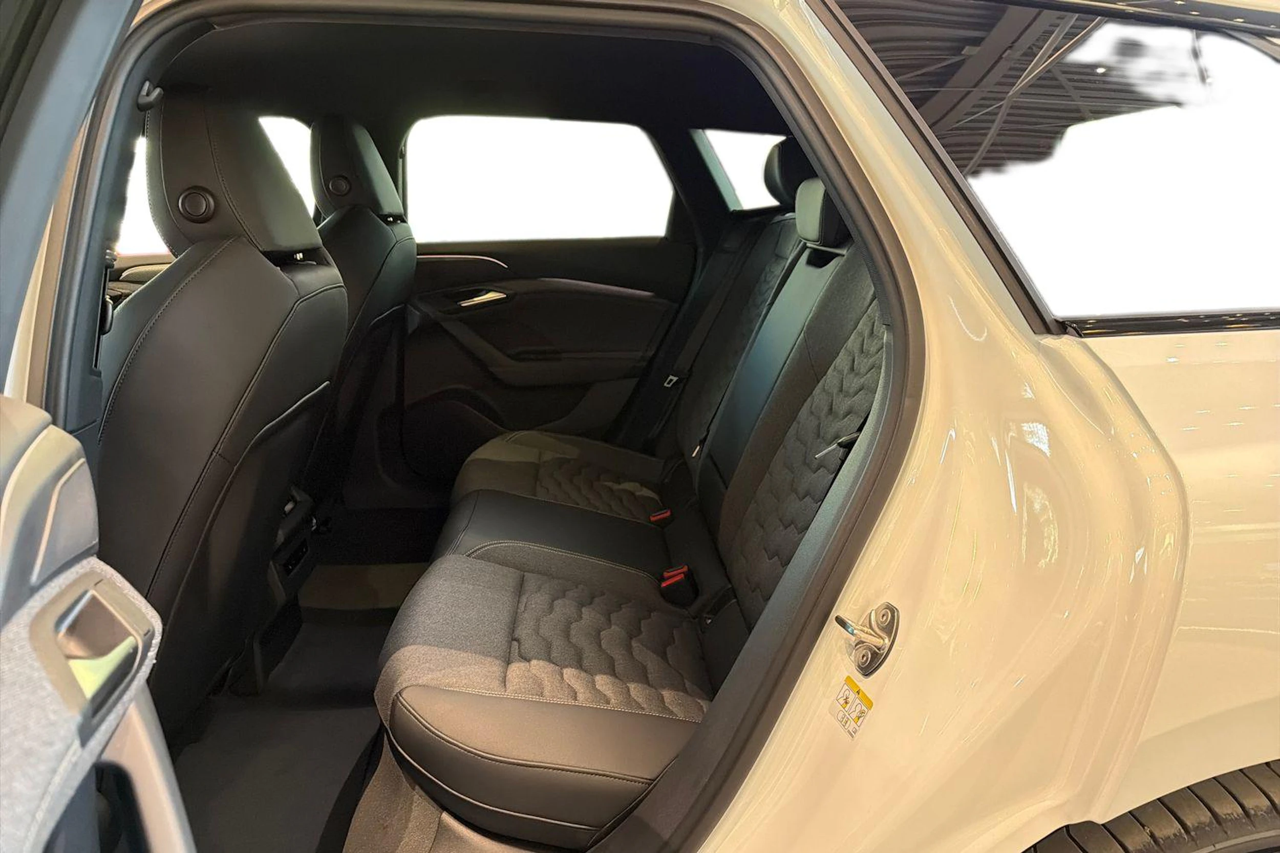 valkoinen Audi A6 e-tron 2026 kuva 8.