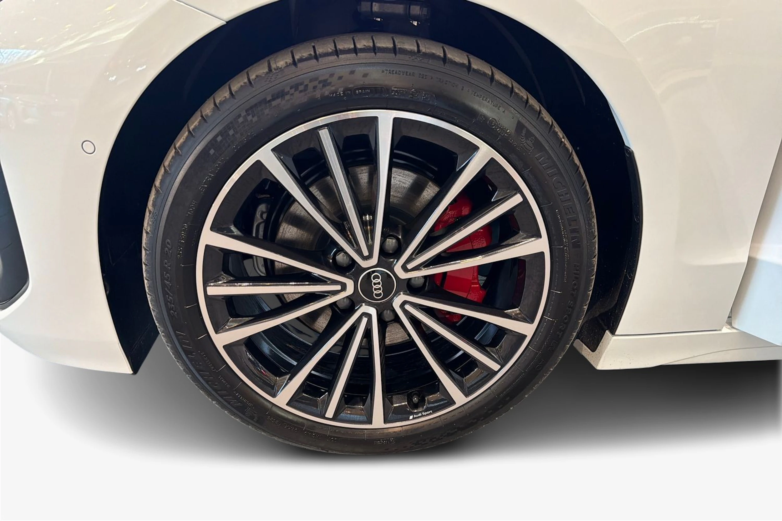 valkoinen Audi A6 e-tron 2026 kuva 9.