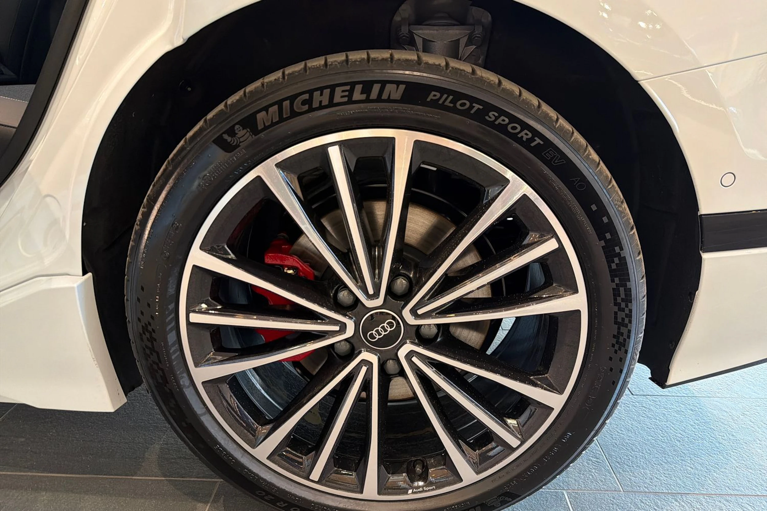 valkoinen Audi A6 e-tron 2026 kuva 10.