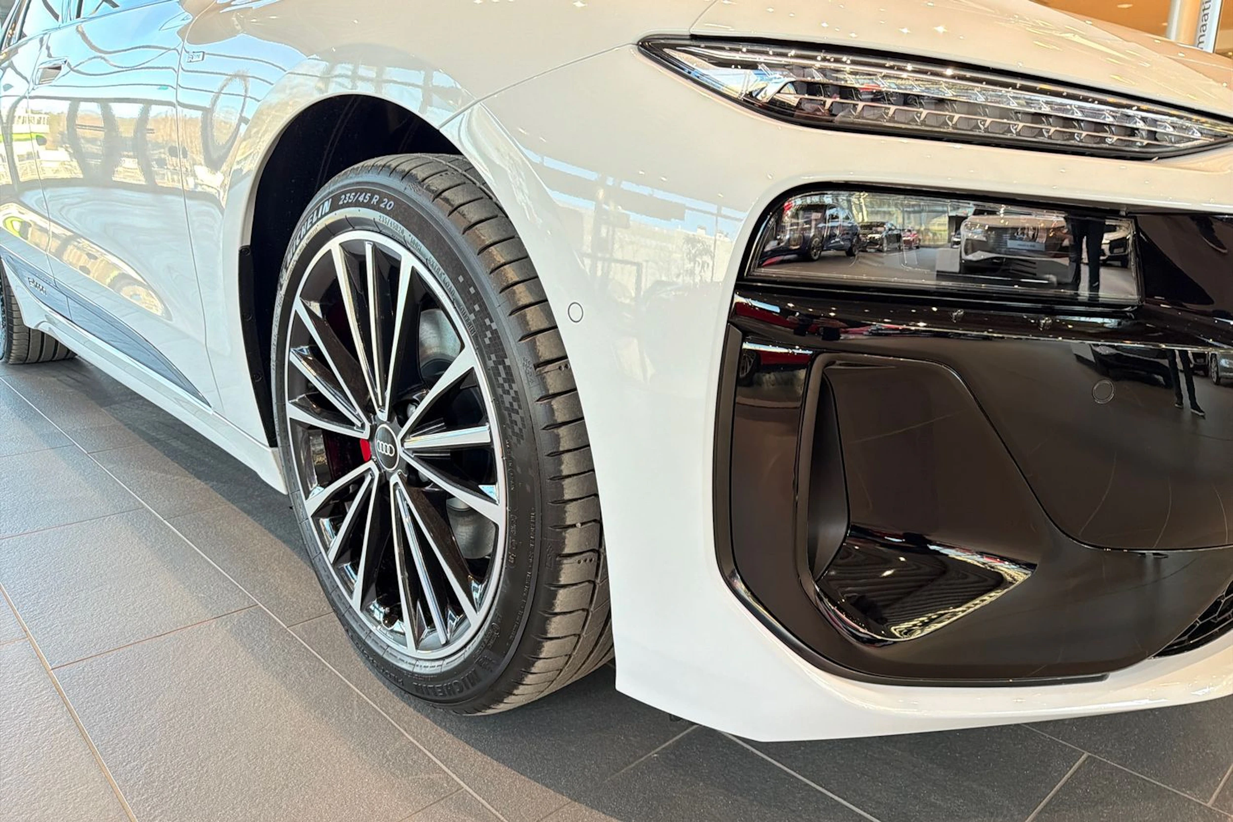 valkoinen Audi A6 e-tron 2026 kuva 15.