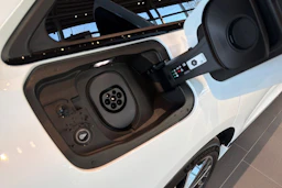 valkoinen Audi A6 e-tron 2026 kuva 16.