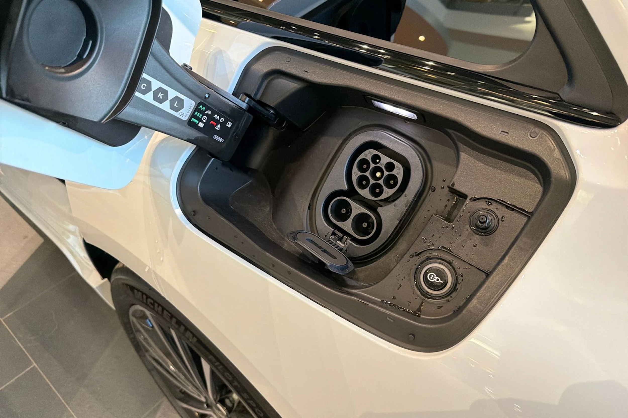 valkoinen Audi A6 e-tron 2026 kuva 19.