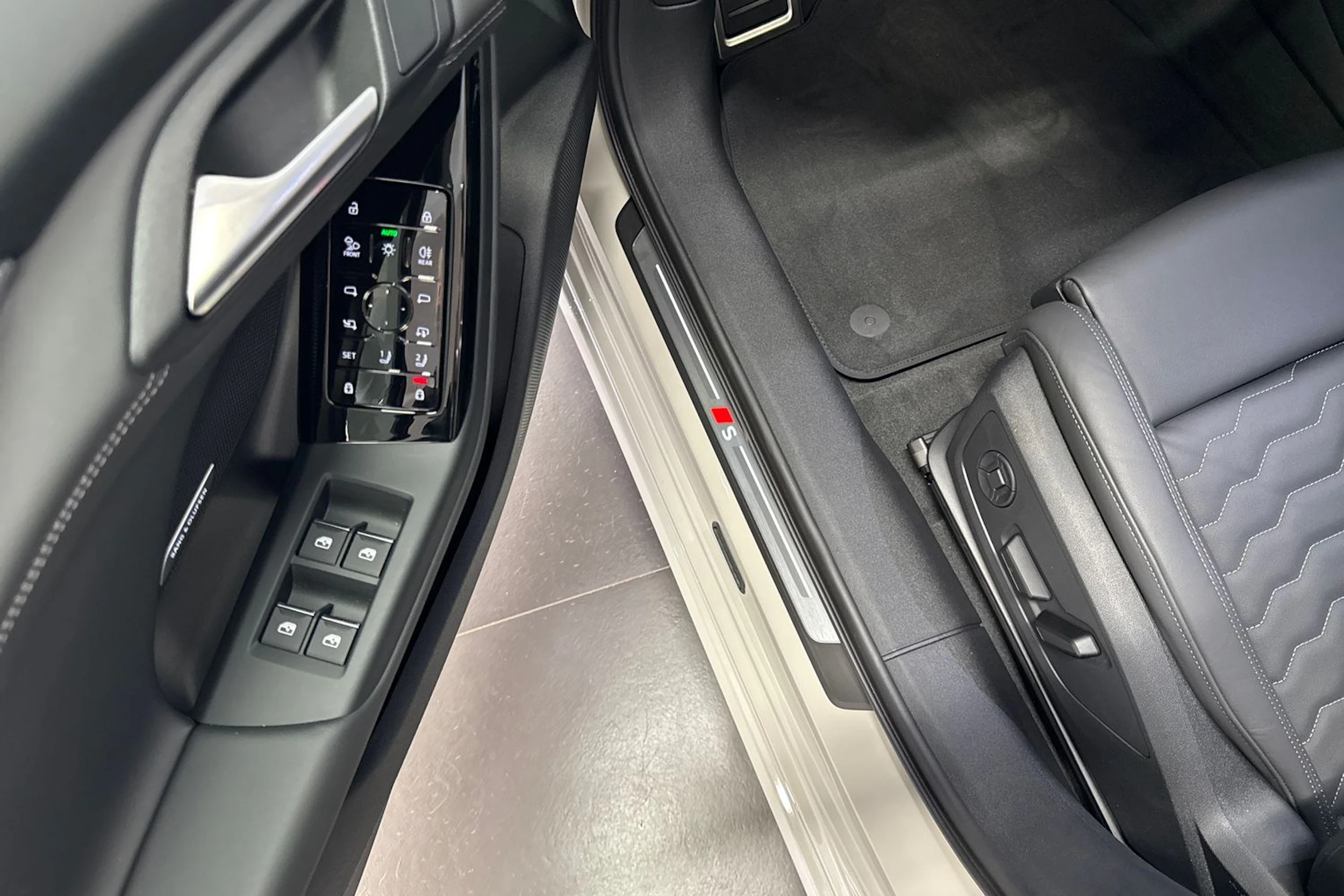 met. ruskea (beige) Audi A6 e-tron 2026 kuva 15.