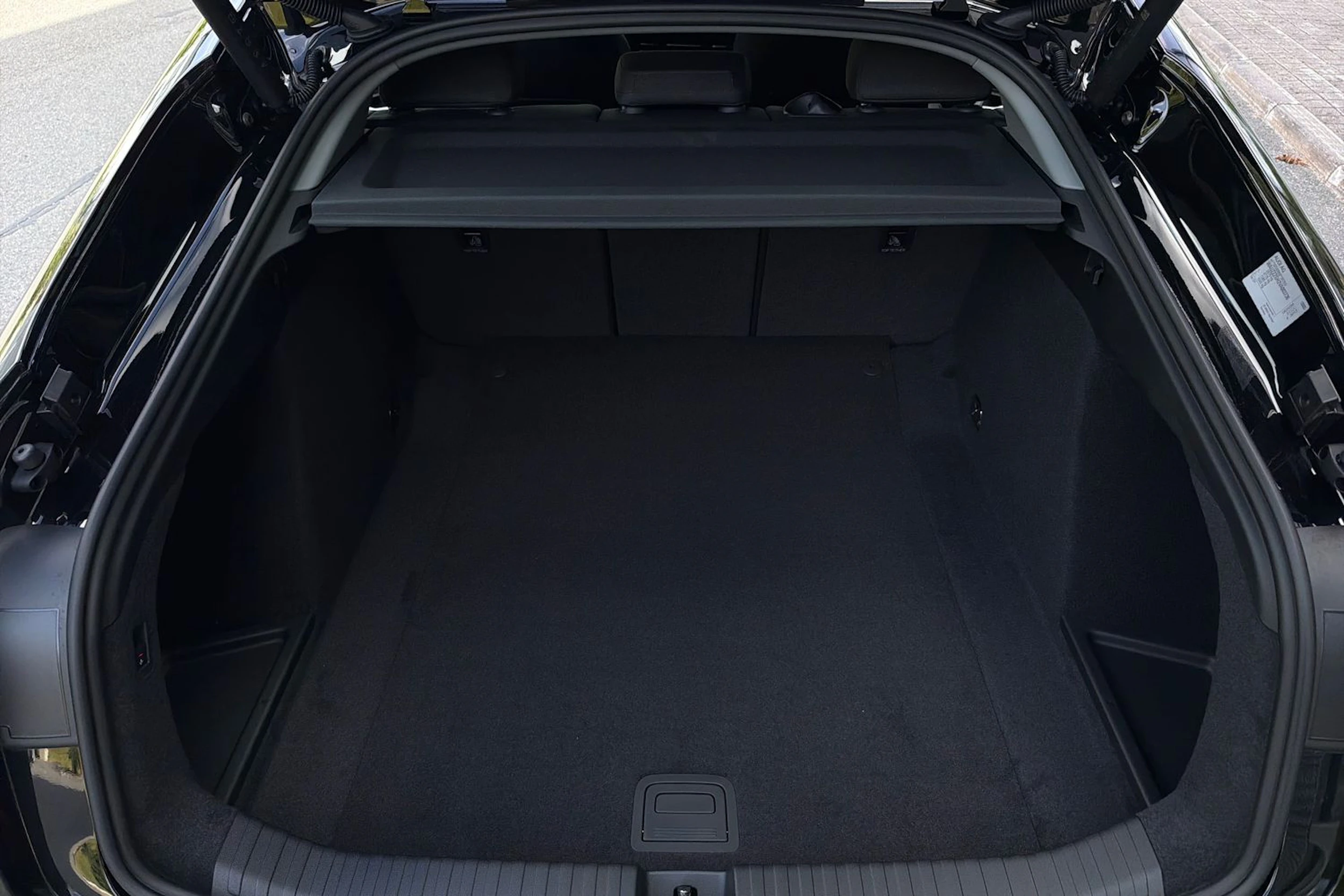 met. musta Audi A6 e-tron 2027 kuva 11.