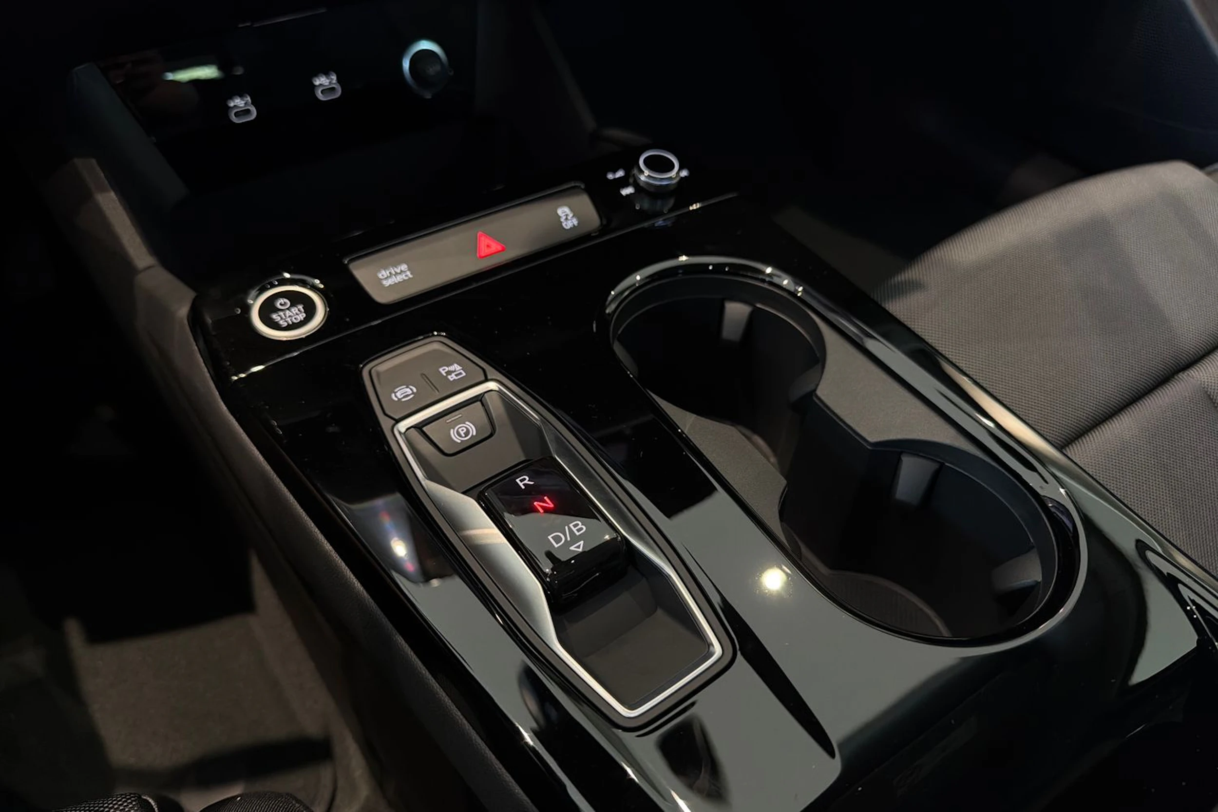 met. musta Audi A6 e-tron 2027 kuva 19.