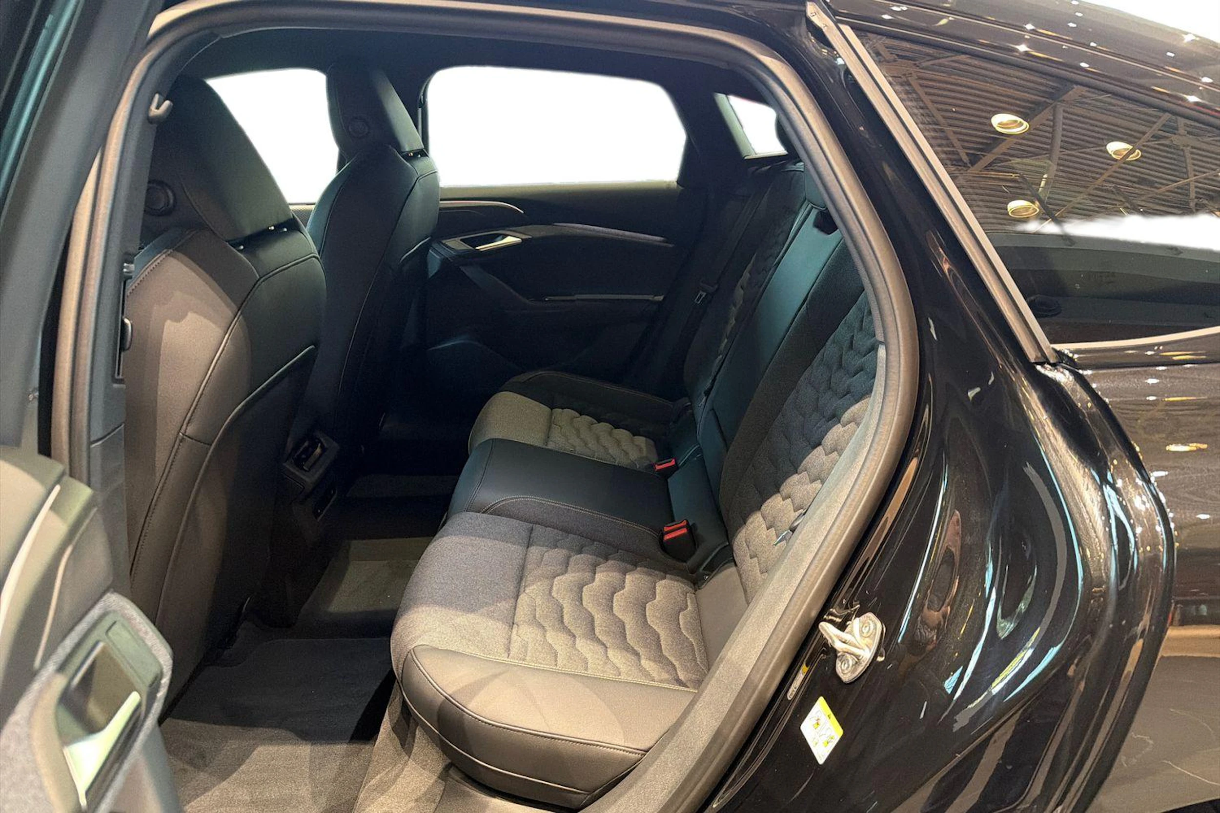 musta Audi A6 e-tron 2027 kuva 8.