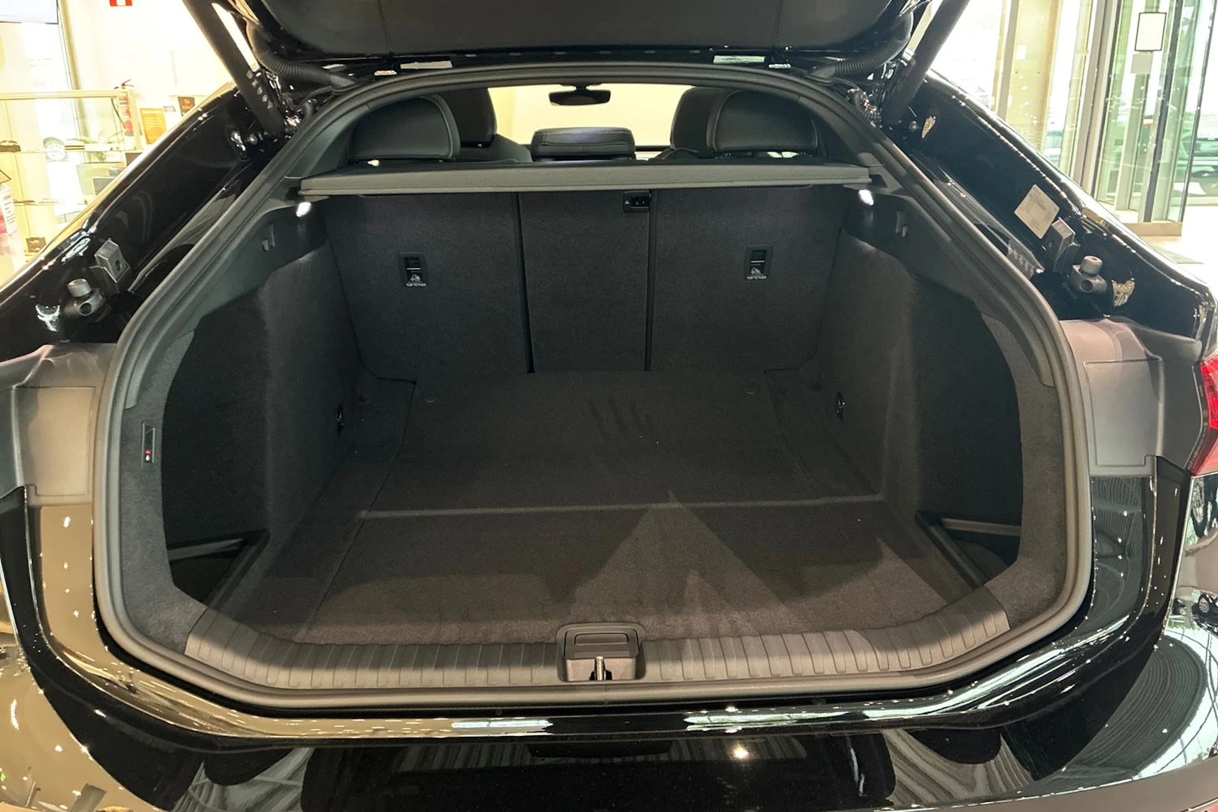 musta Audi A6 e-tron 2027 kuva 11.