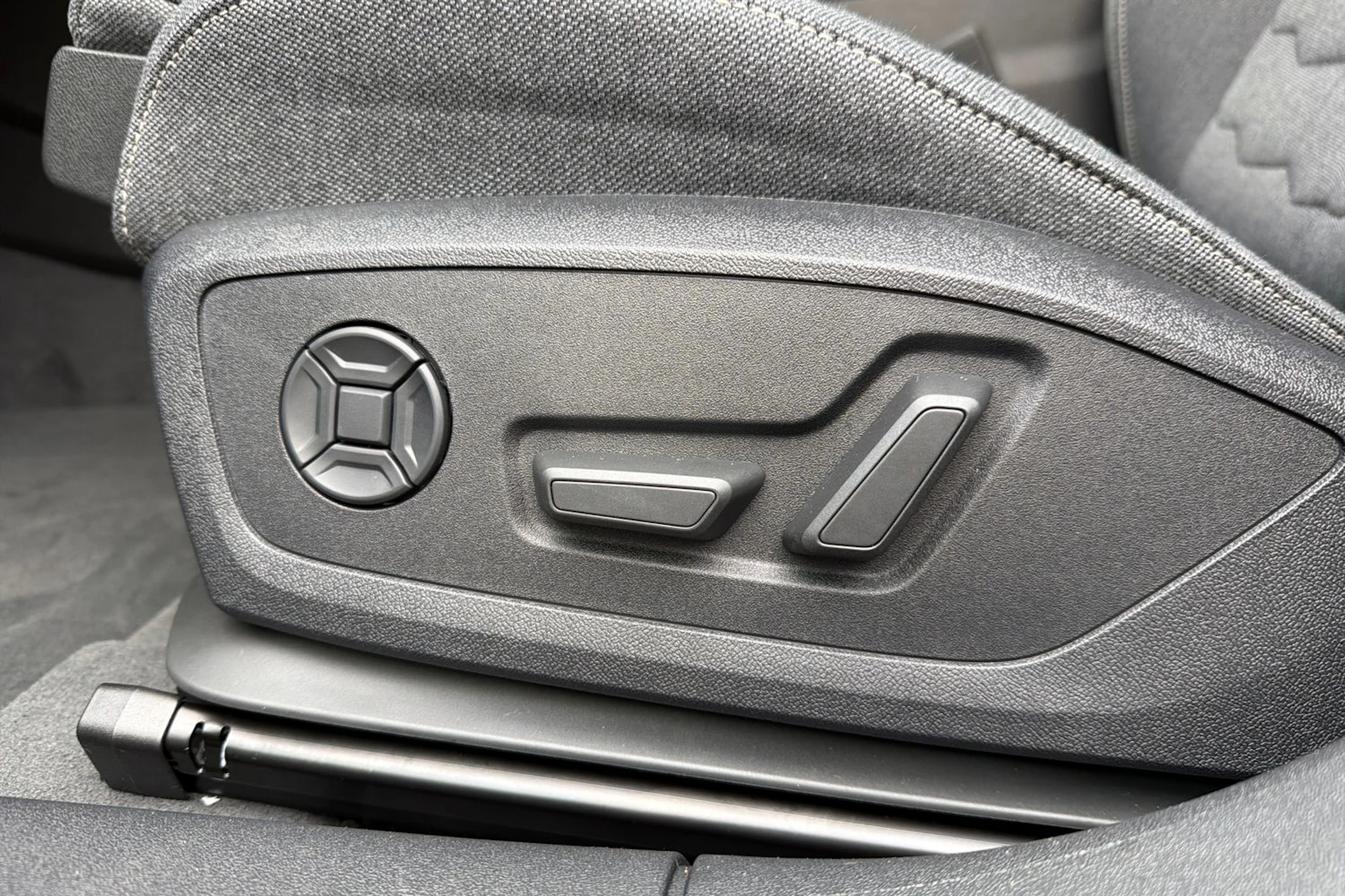 met. harmaa Audi A6 e-tron 2027 kuva 15.
