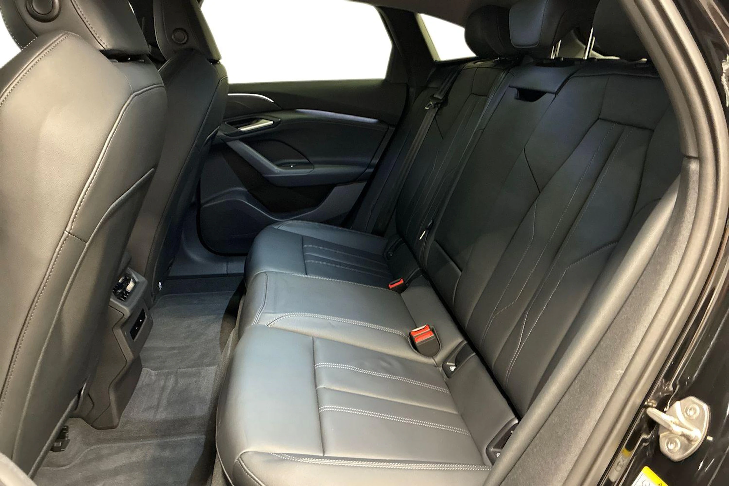 Musta Audi A6 SB e-tron 2025 kuva 8.