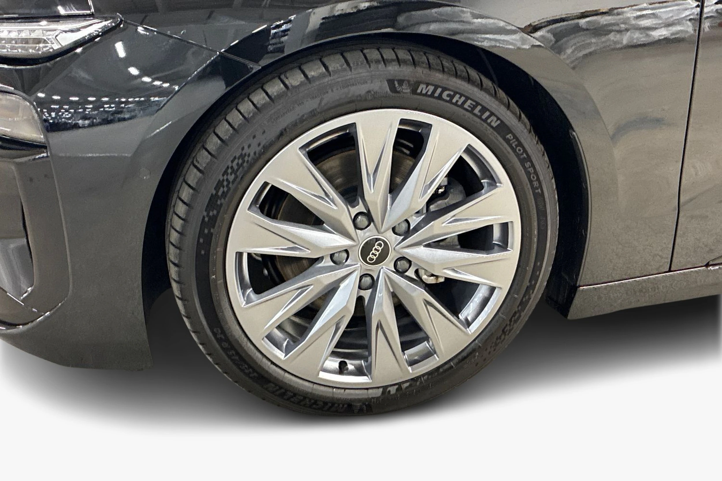 Musta Audi A6 SB e-tron 2025 kuva 9.