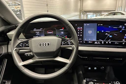 Musta Audi A6 SB e-tron 2025 kuva 11.