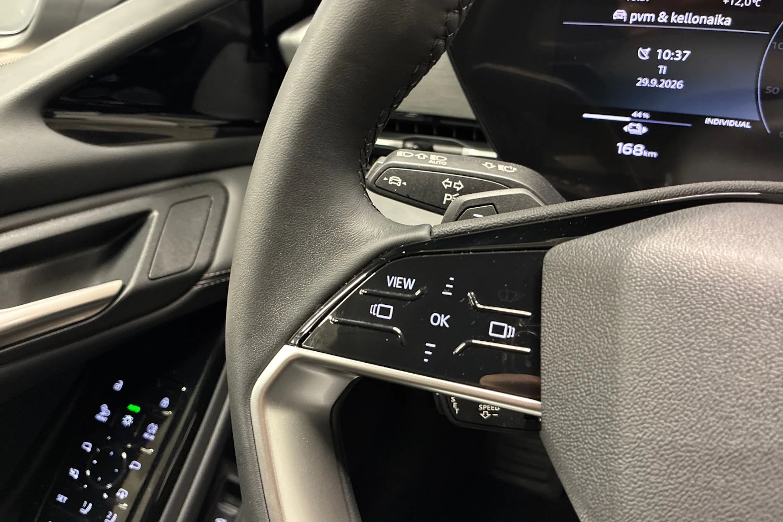 Musta Audi A6 SB e-tron 2025 kuva 13.