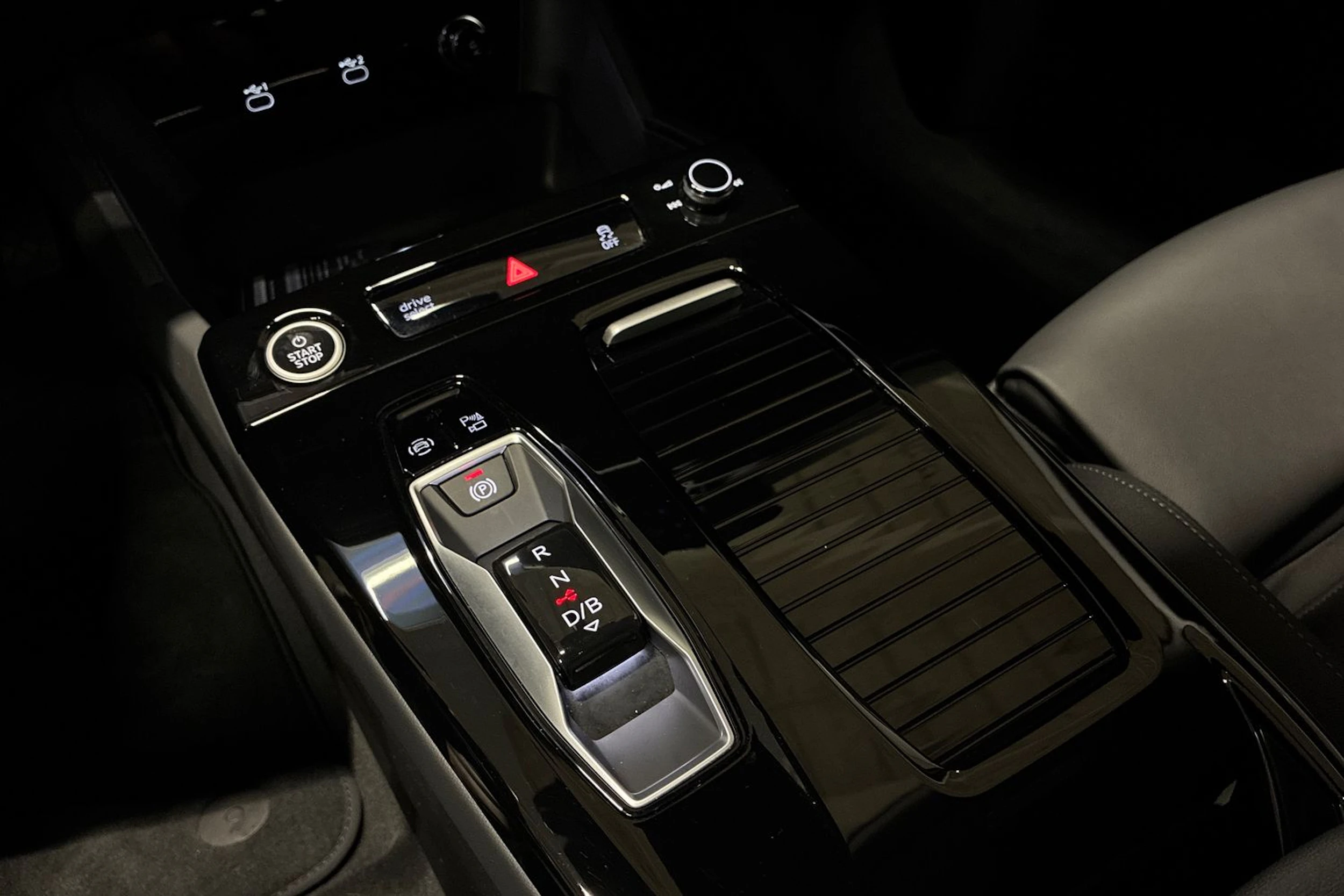 Musta Audi A6 SB e-tron 2025 kuva 17.