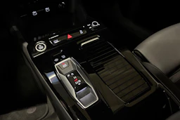 Musta Audi A6 SB e-tron 2025 kuva 17.