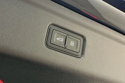 Musta Audi A6 SB e-tron 2025 kuva 26.