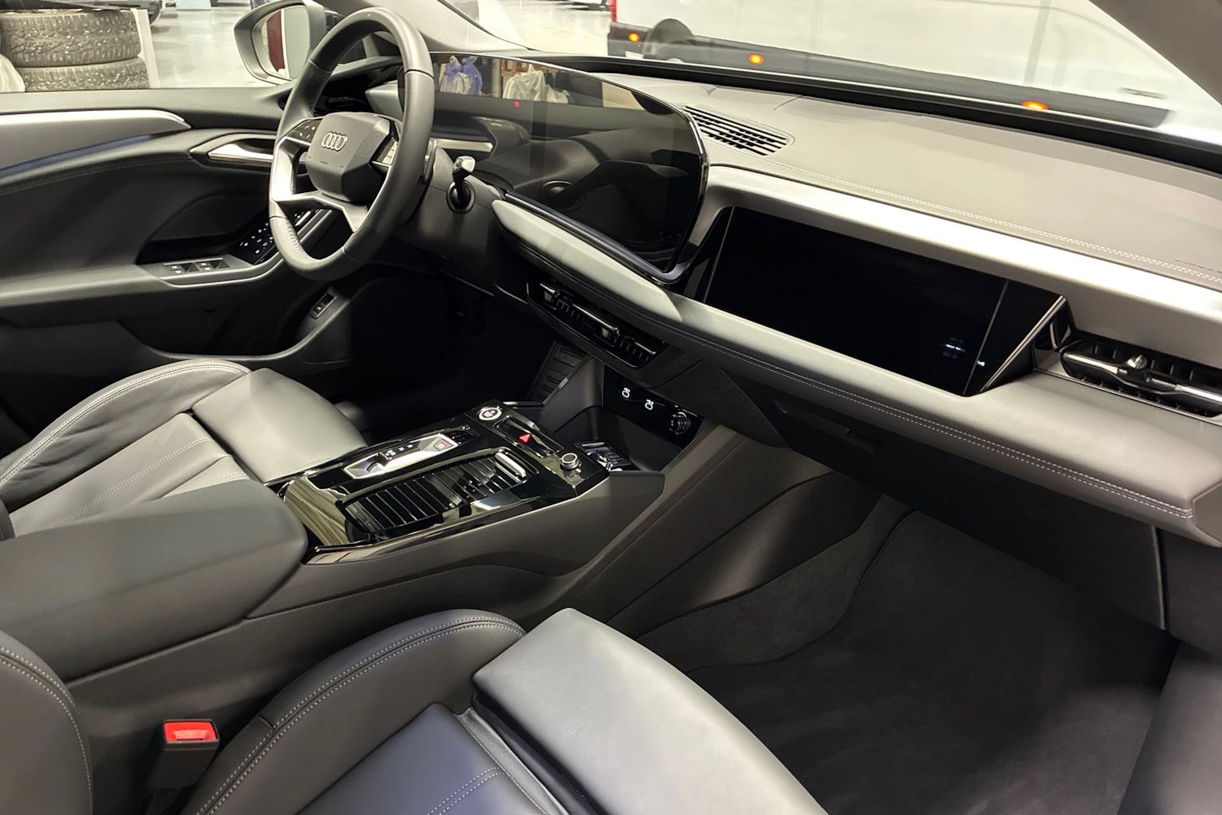Musta Audi A6 SB e-tron 2025 kuva 28.