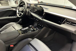 Musta Audi A6 SB e-tron 2025 kuva 28.