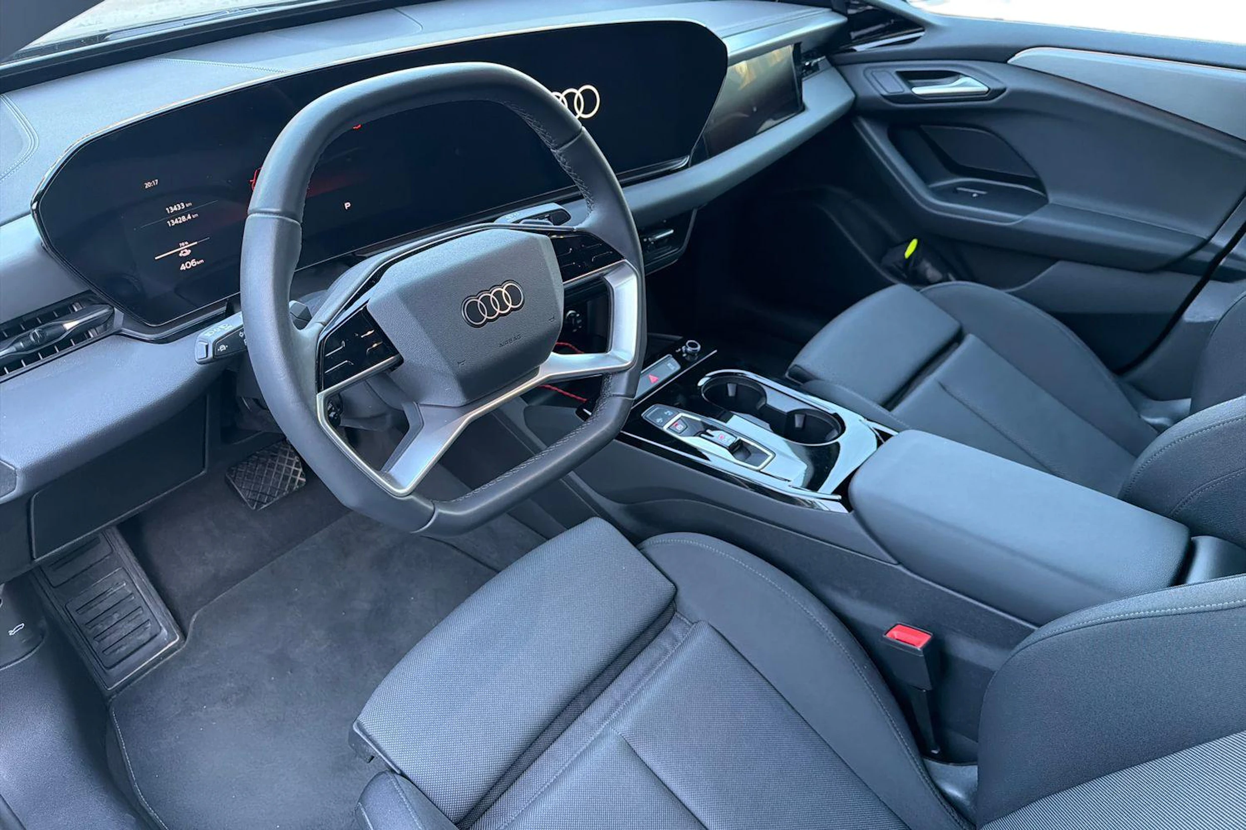 Musta Audi A6 Sportback e-tron 2025 kuva 8.