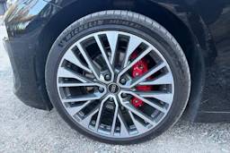Musta Audi A6 Sportback e-tron 2025 kuva 10.