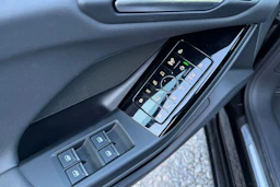 Musta Audi A6 Sportback e-tron 2025 kuva 11.