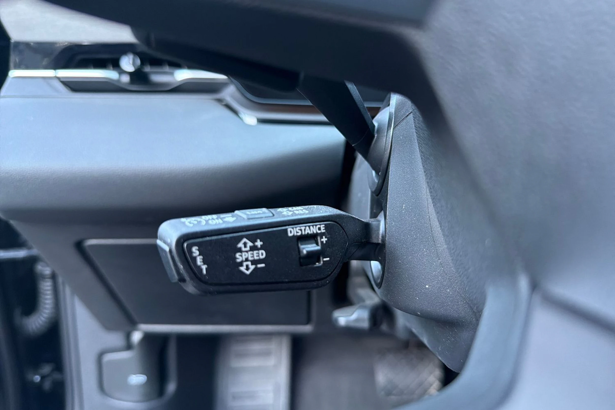 Musta Audi A6 Sportback e-tron 2025 kuva 12.