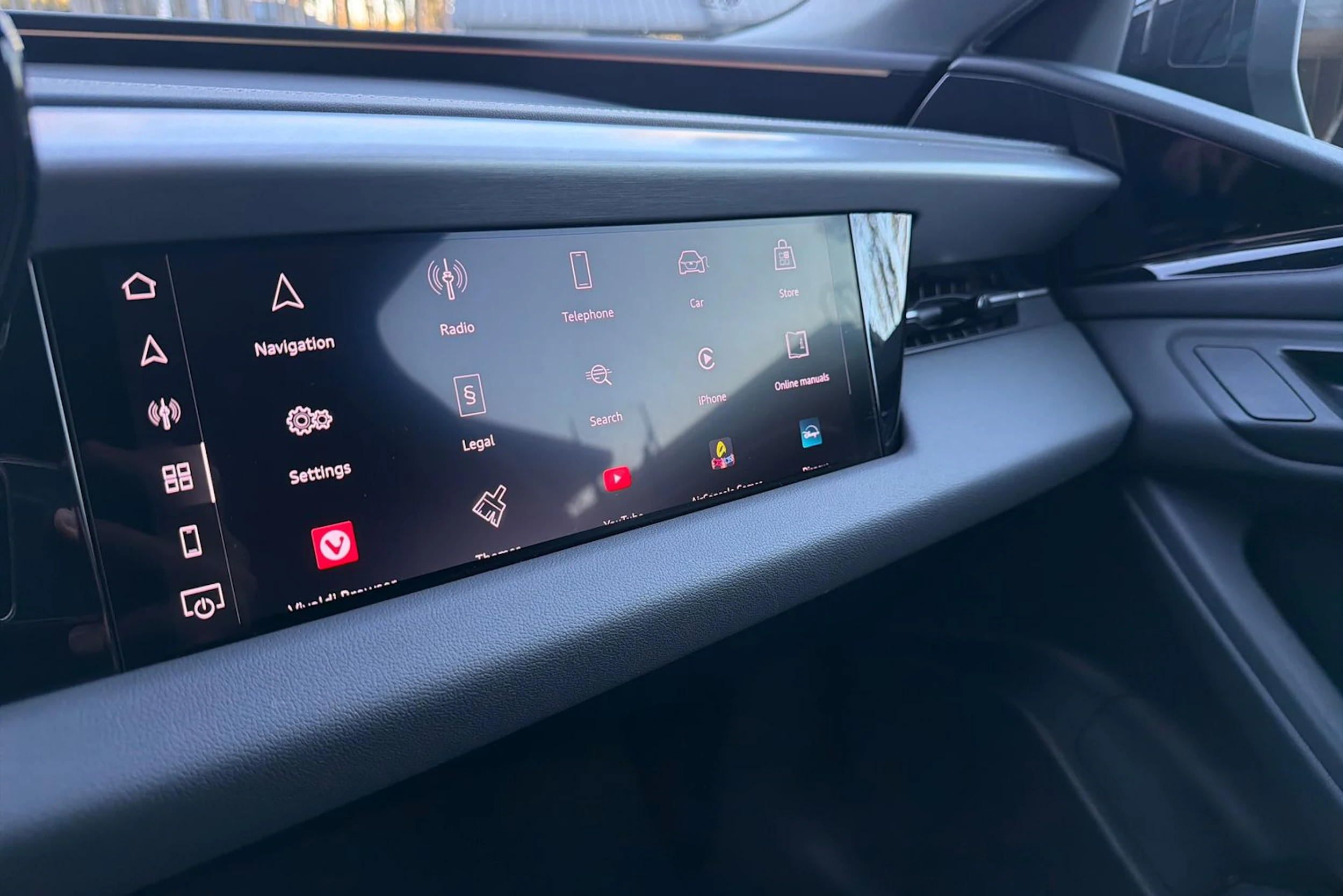 Musta Audi A6 Sportback e-tron 2025 kuva 13.