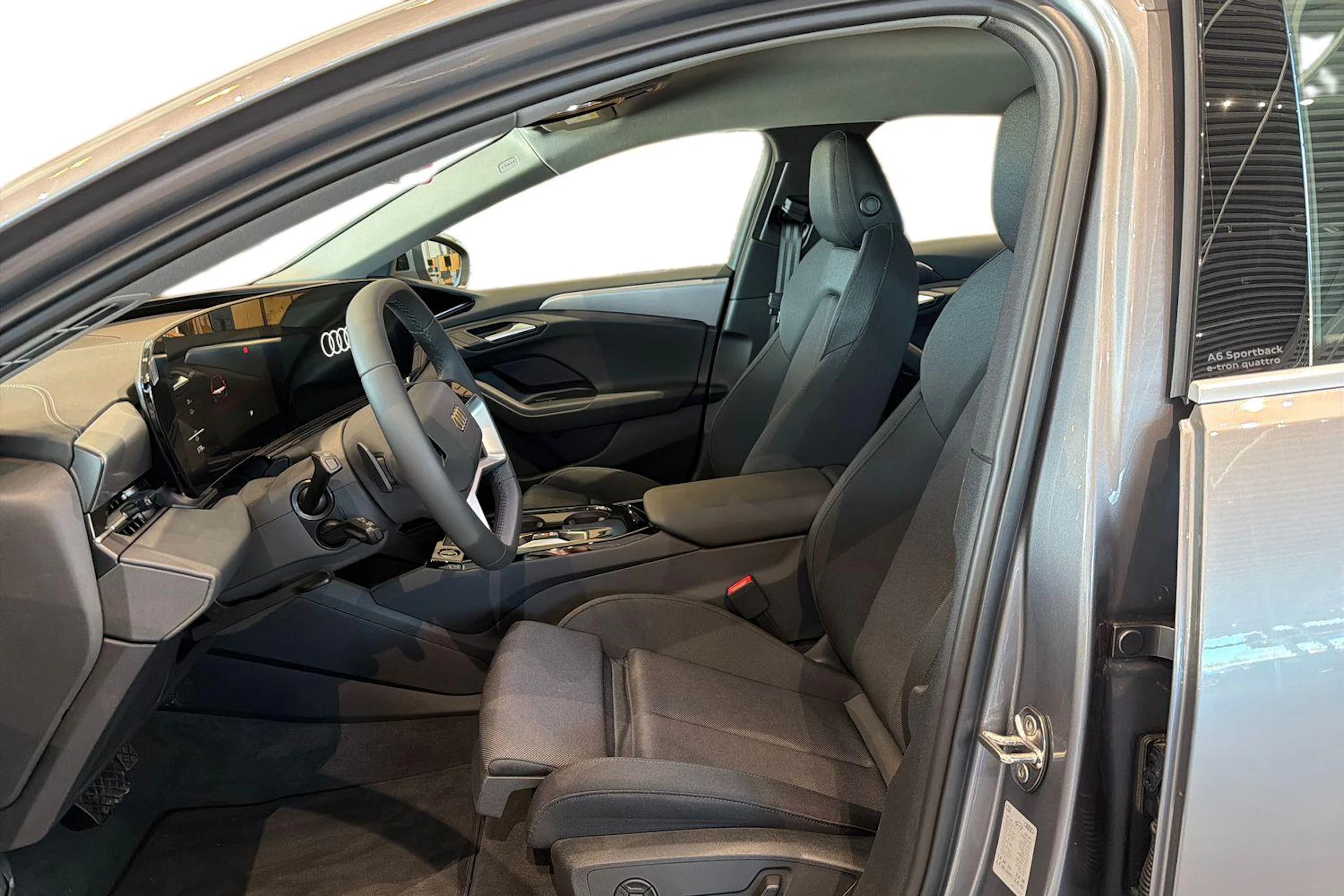 harmaa Audi A6 Sportback e-tron 2025 kuva 22.