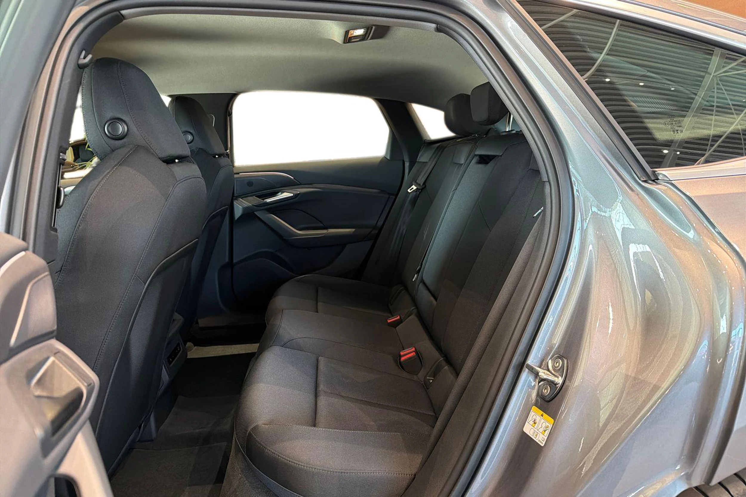 harmaa Audi A6 Sportback e-tron 2025 kuva 24.