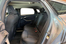 harmaa Audi A6 Sportback e-tron 2025 kuva 24.