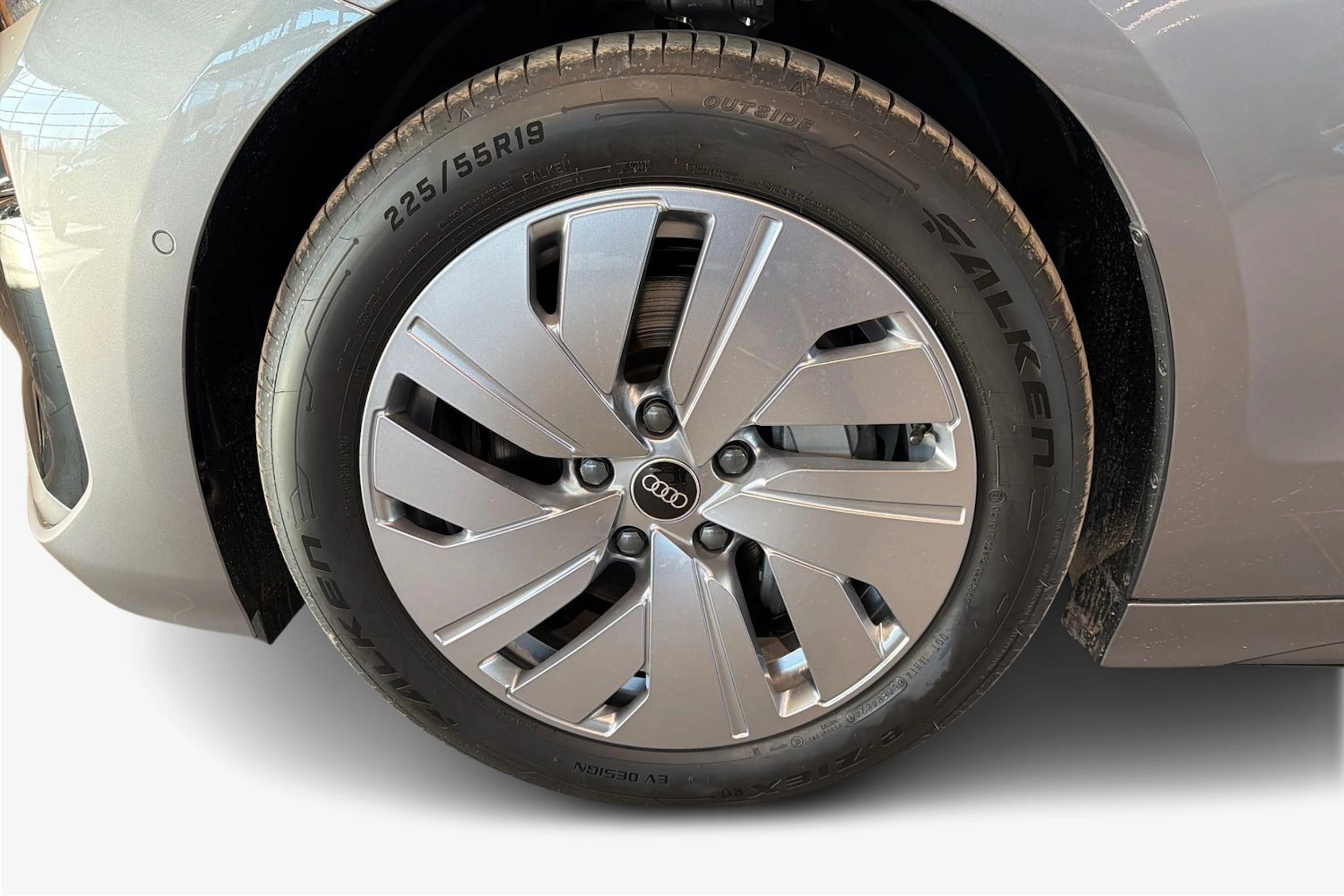 harmaa Audi A6 Sportback e-tron 2025 kuva 25.