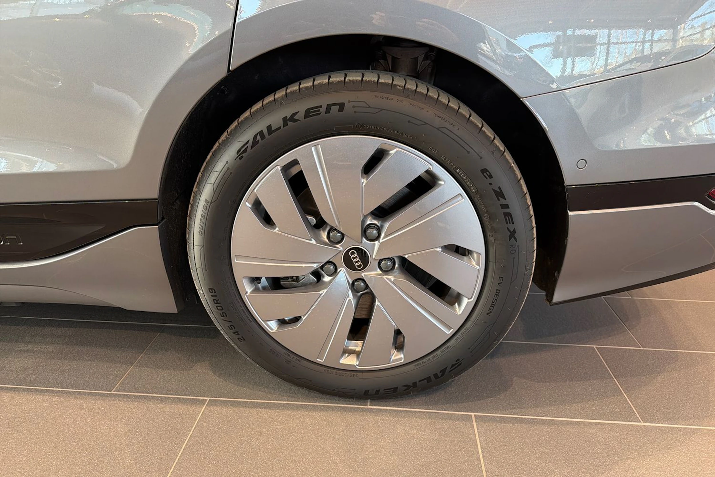 harmaa Audi A6 Sportback e-tron 2025 kuva 26.