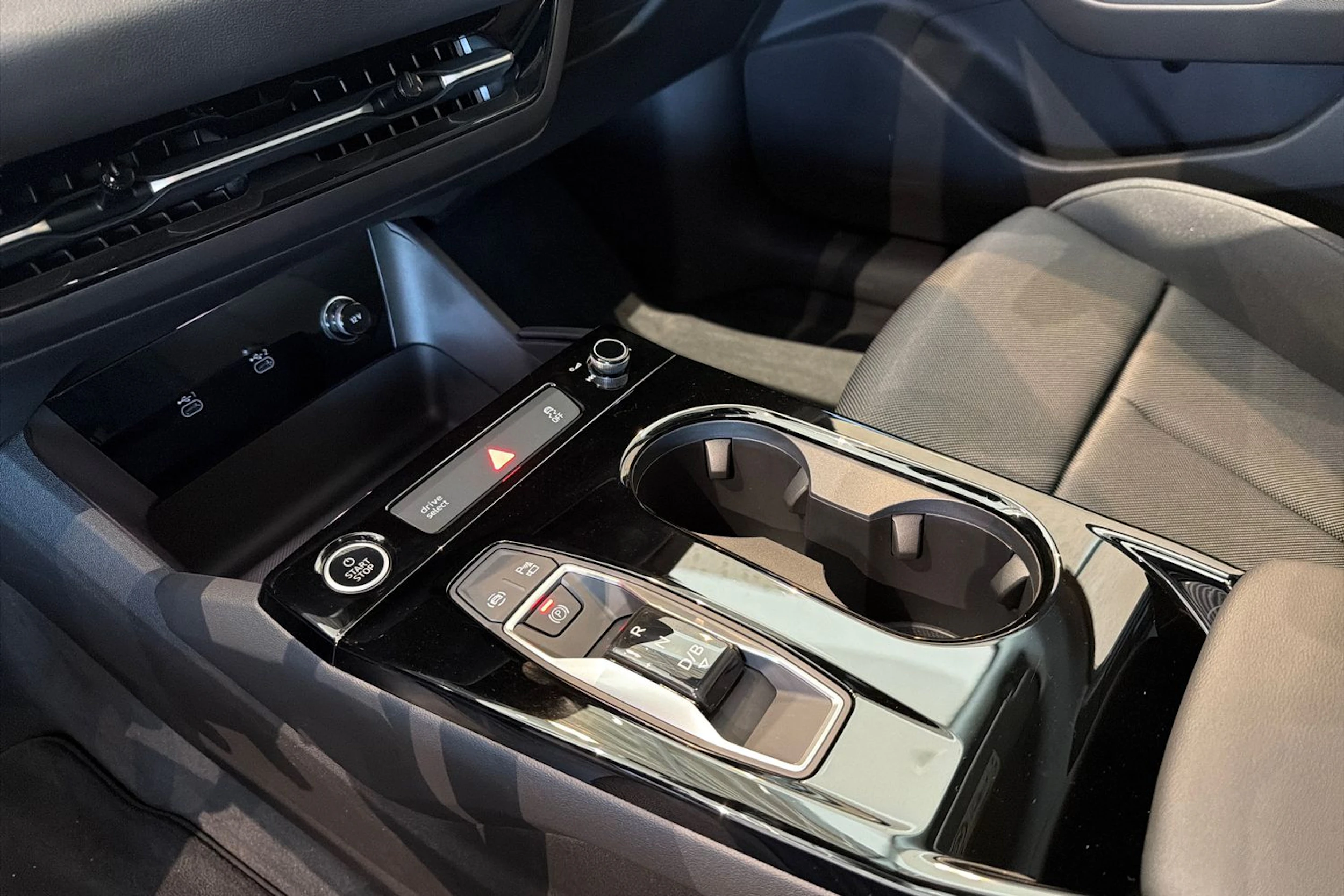 harmaa Audi A6 Sportback e-tron 2025 kuva 31.