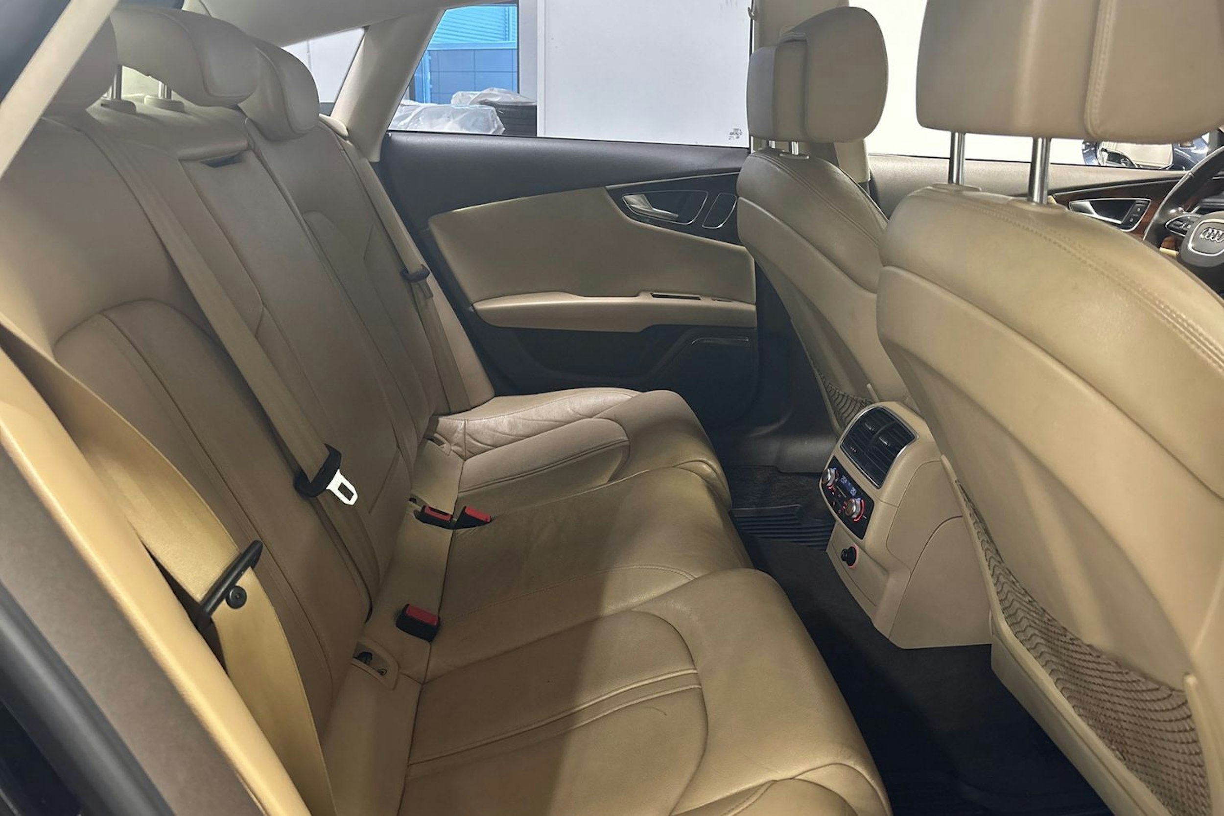 sininen Audi A7 2012 kuva 32.