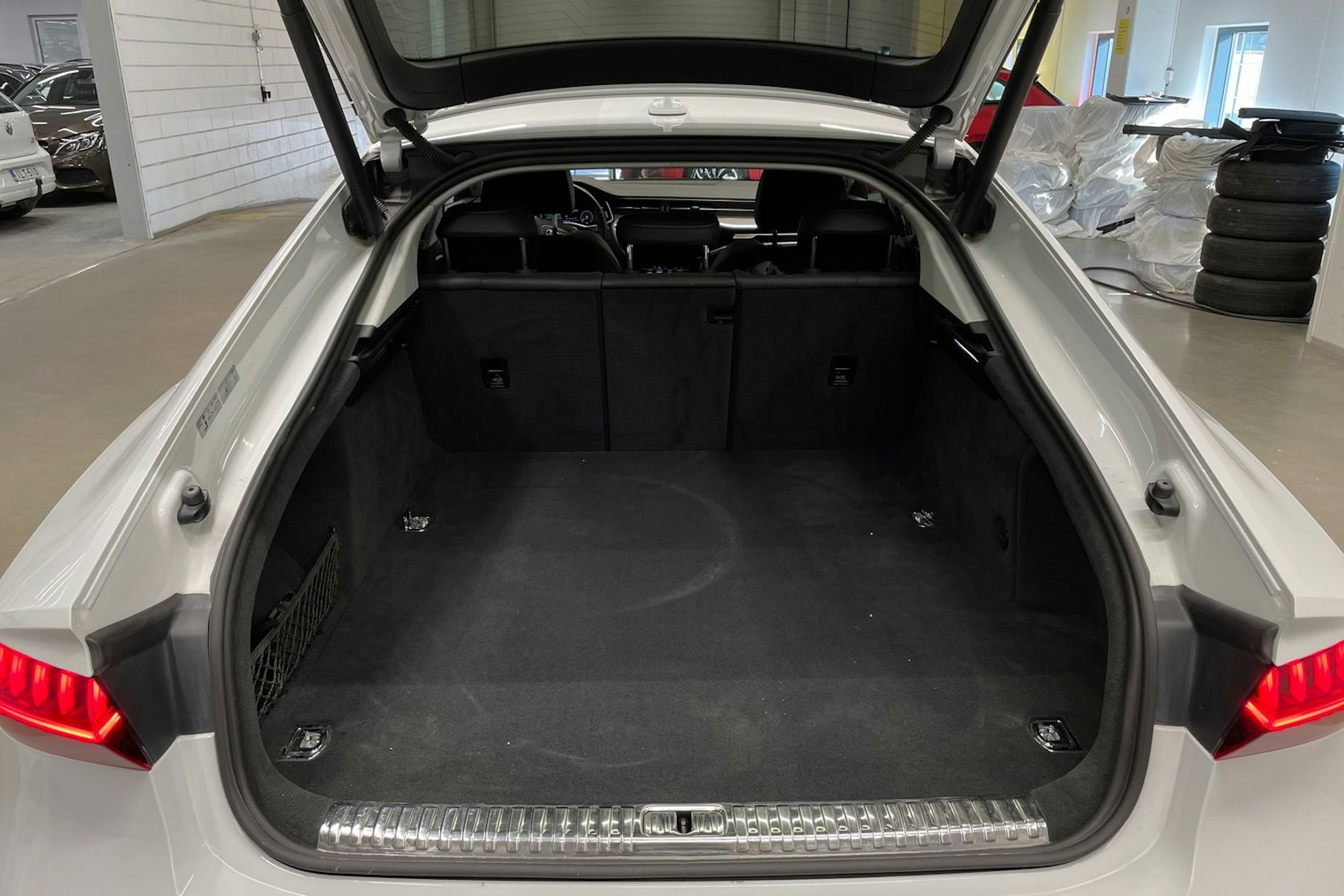 valkoinen Audi A7 2020 kuva 16.