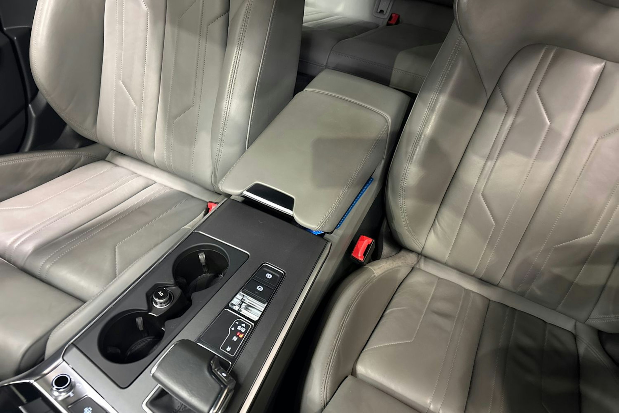 sininen Audi A7 2020 kuva 23.