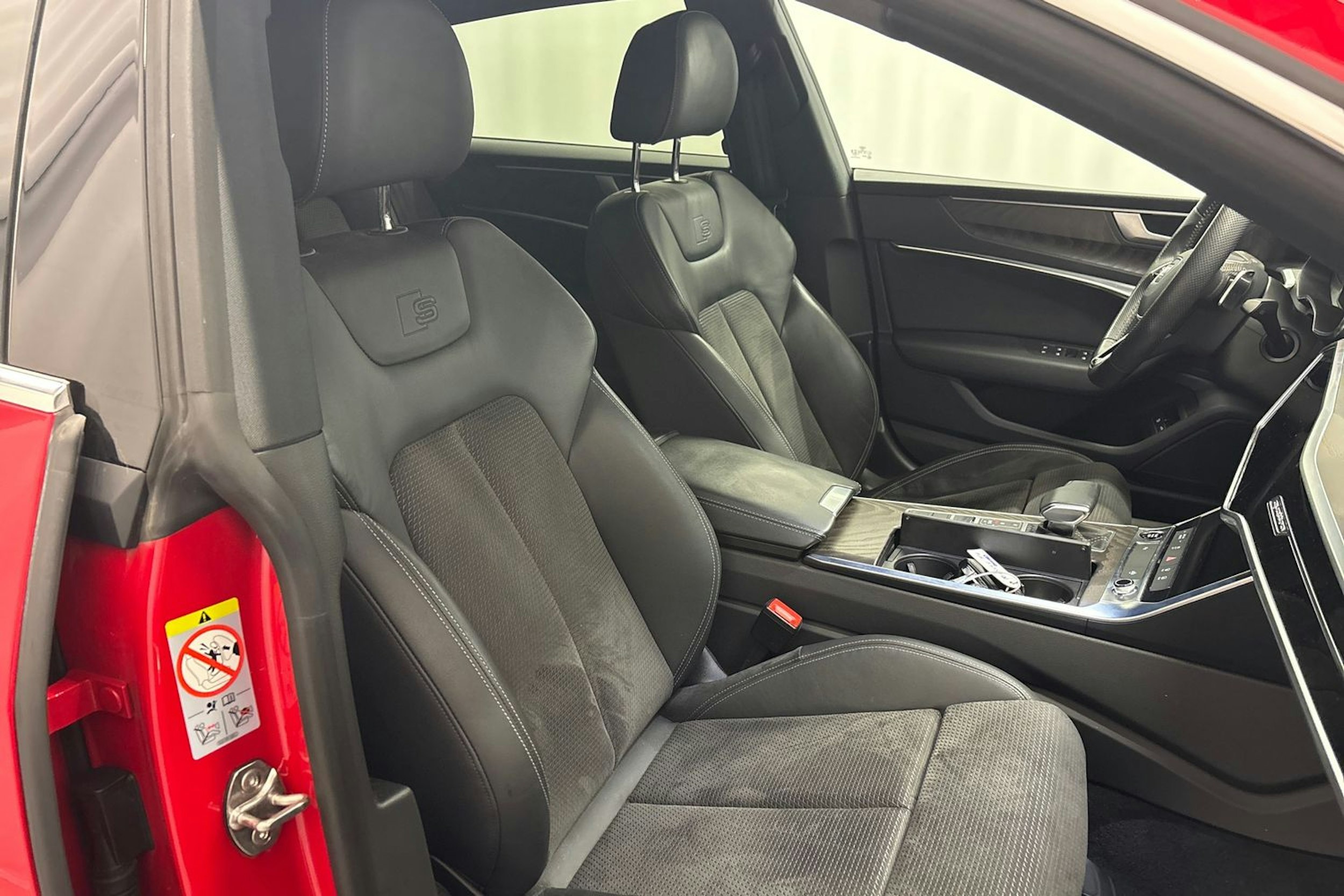 punainen Audi A7 2021 kuva 15.