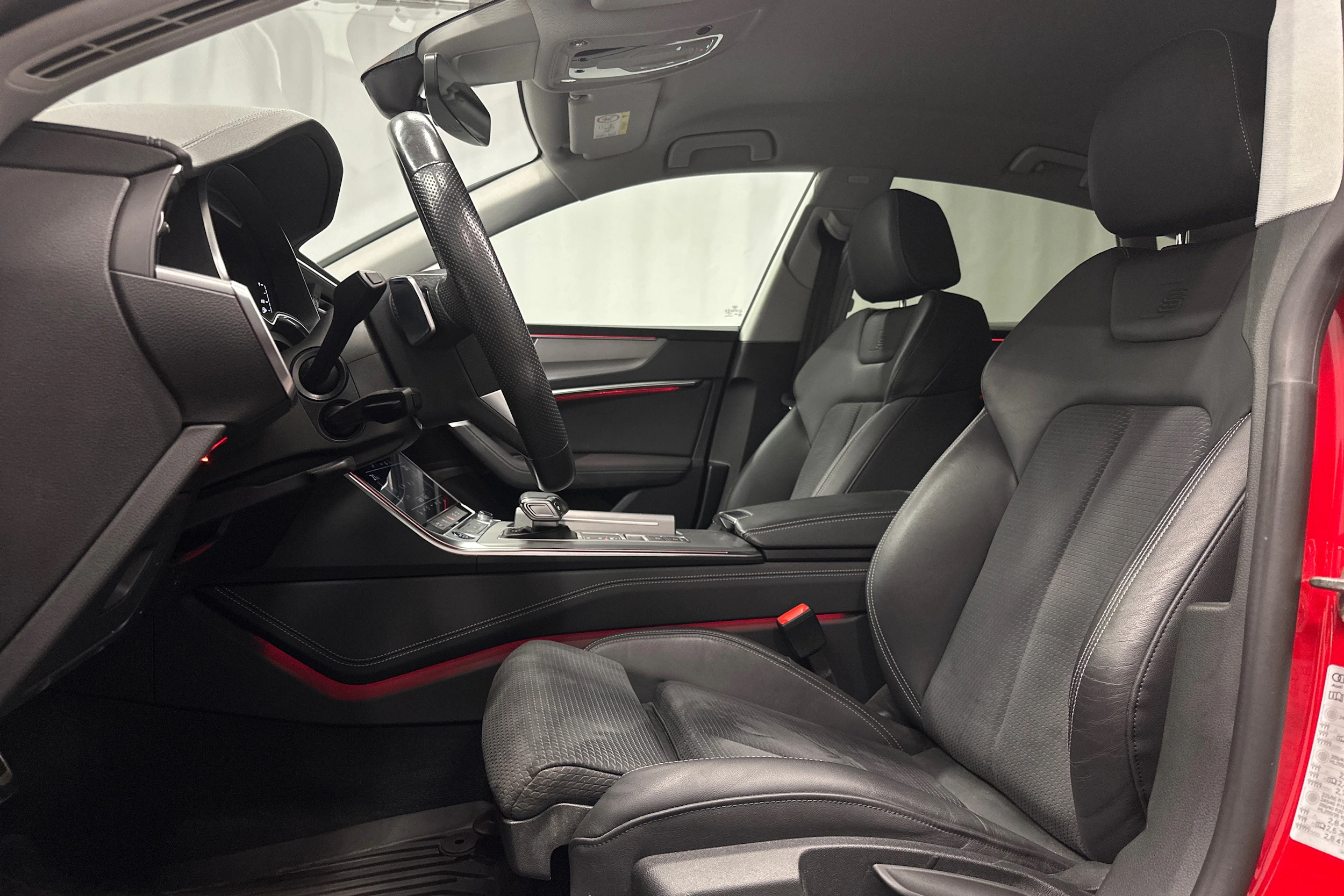 punainen Audi A7 2023 kuva 14.
