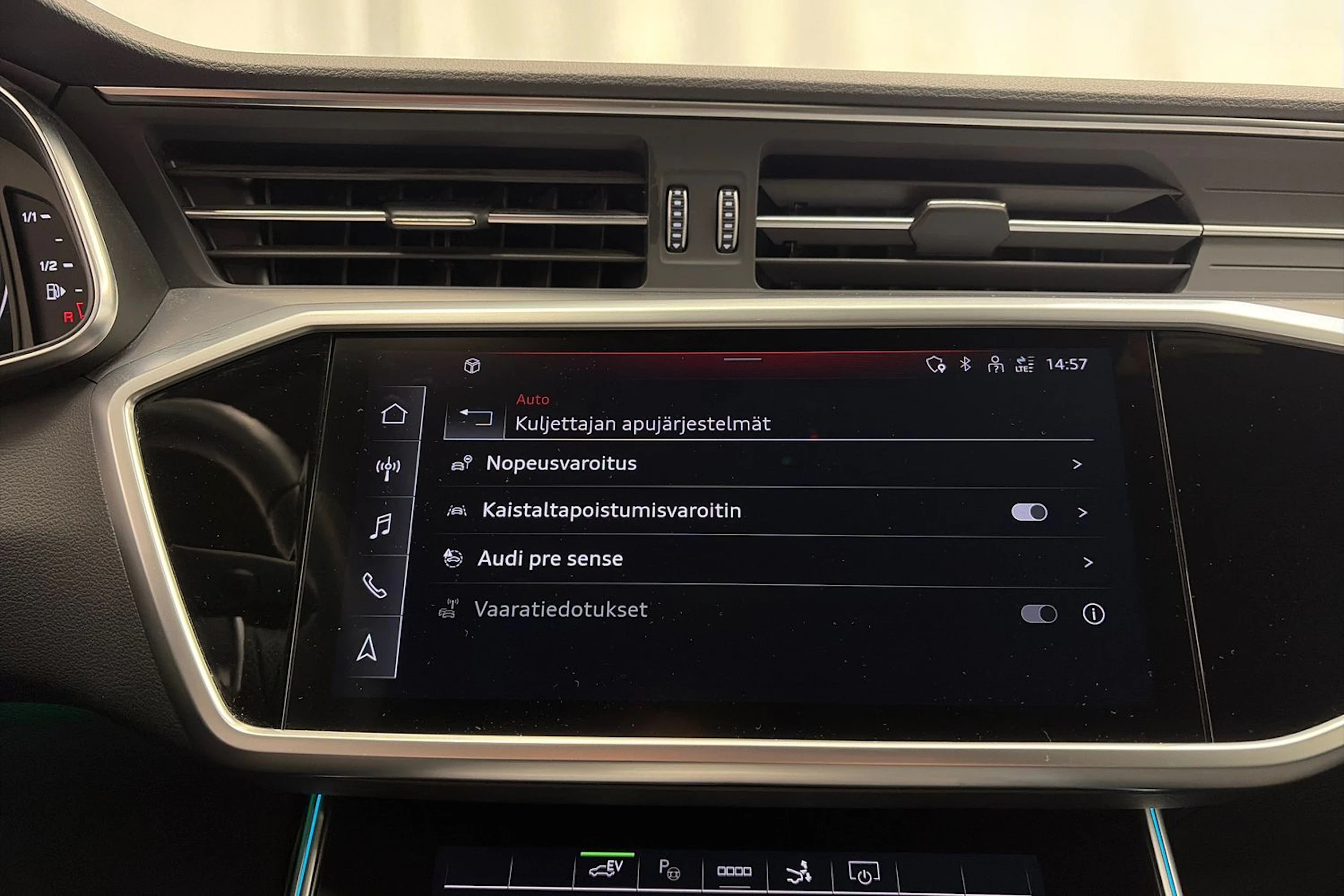 Sininen Audi A7 2023 kuva 29.