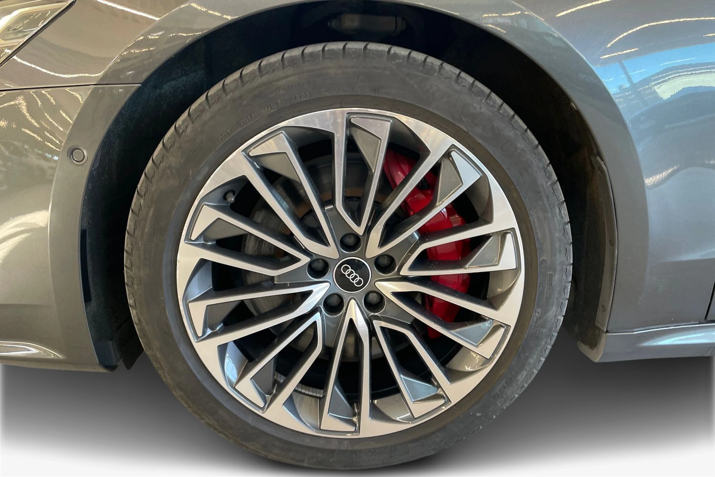 Harmaa Audi A7 2023 kuva 12.