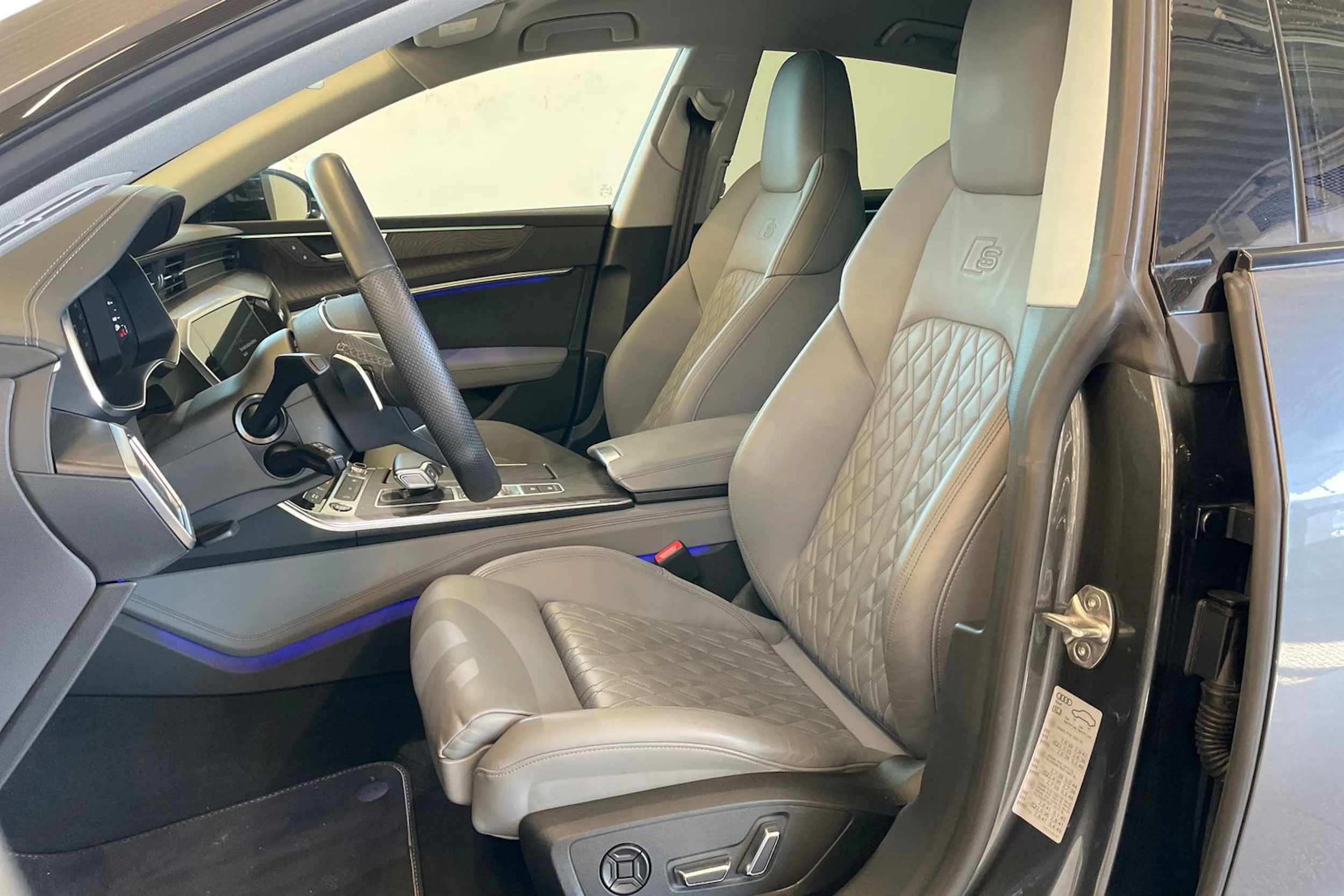 Harmaa Audi A7 2023 kuva 16.