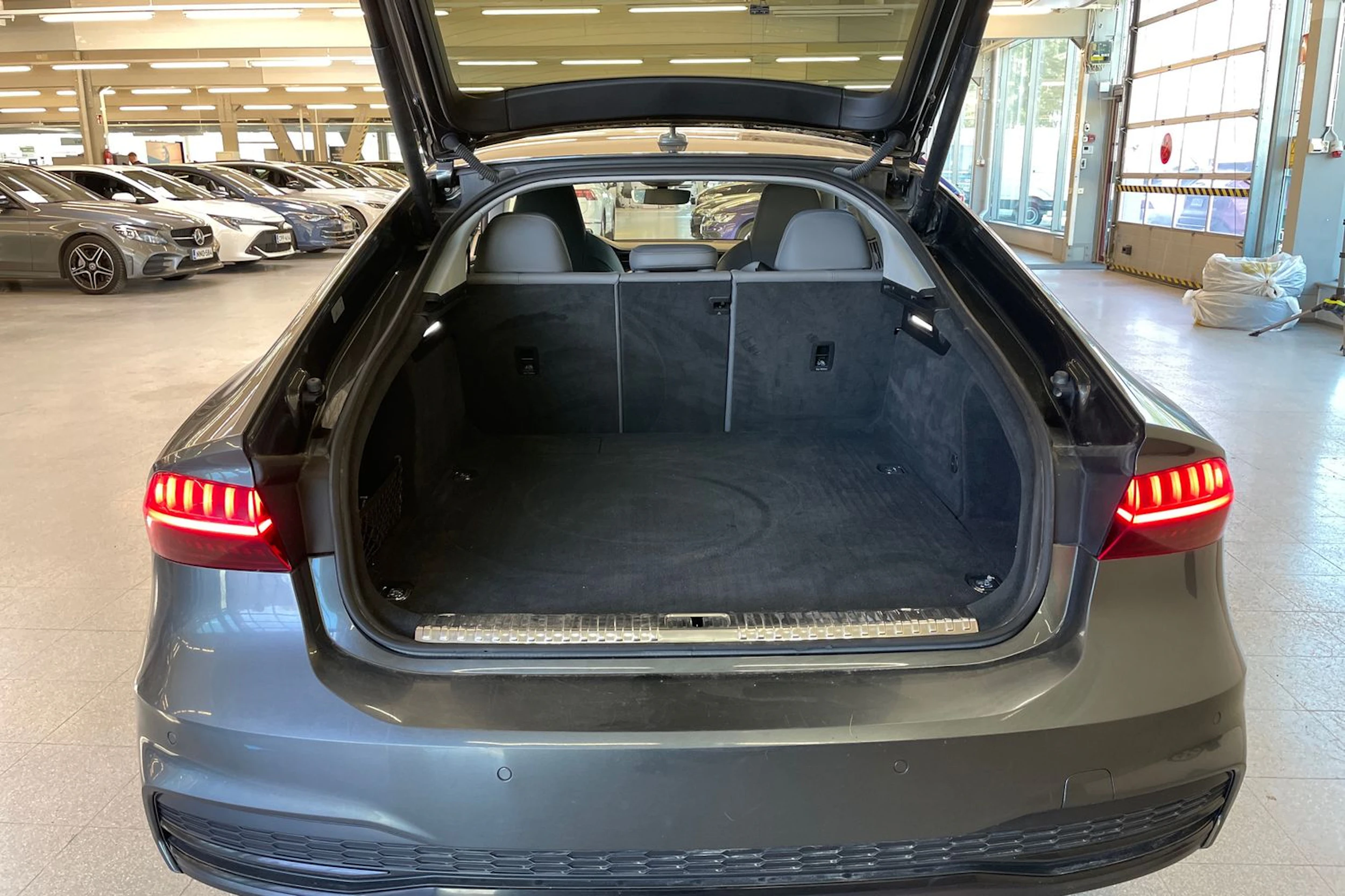 Harmaa Audi A7 2023 kuva 27.