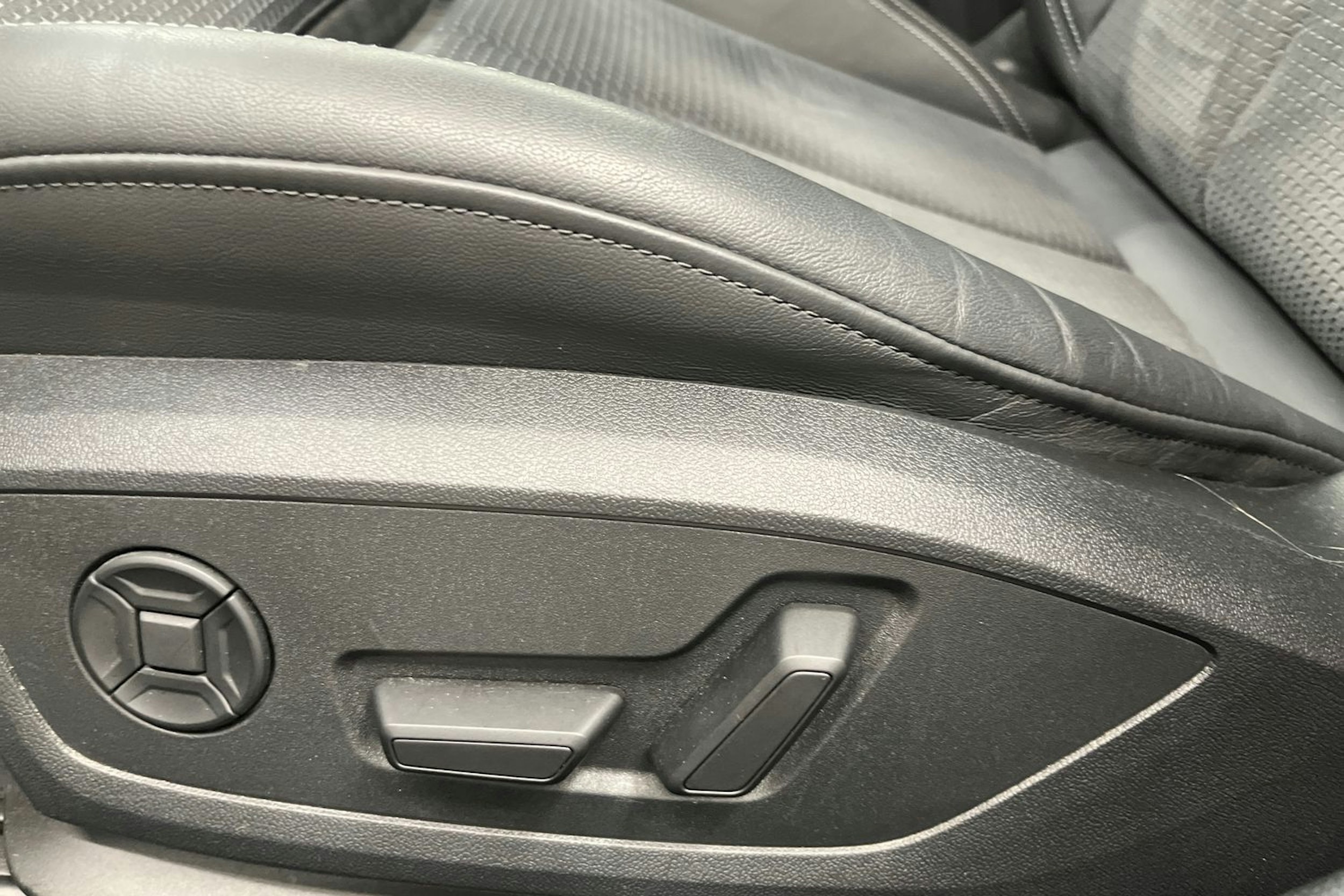 punainen Audi A7 2024 kuva 15.