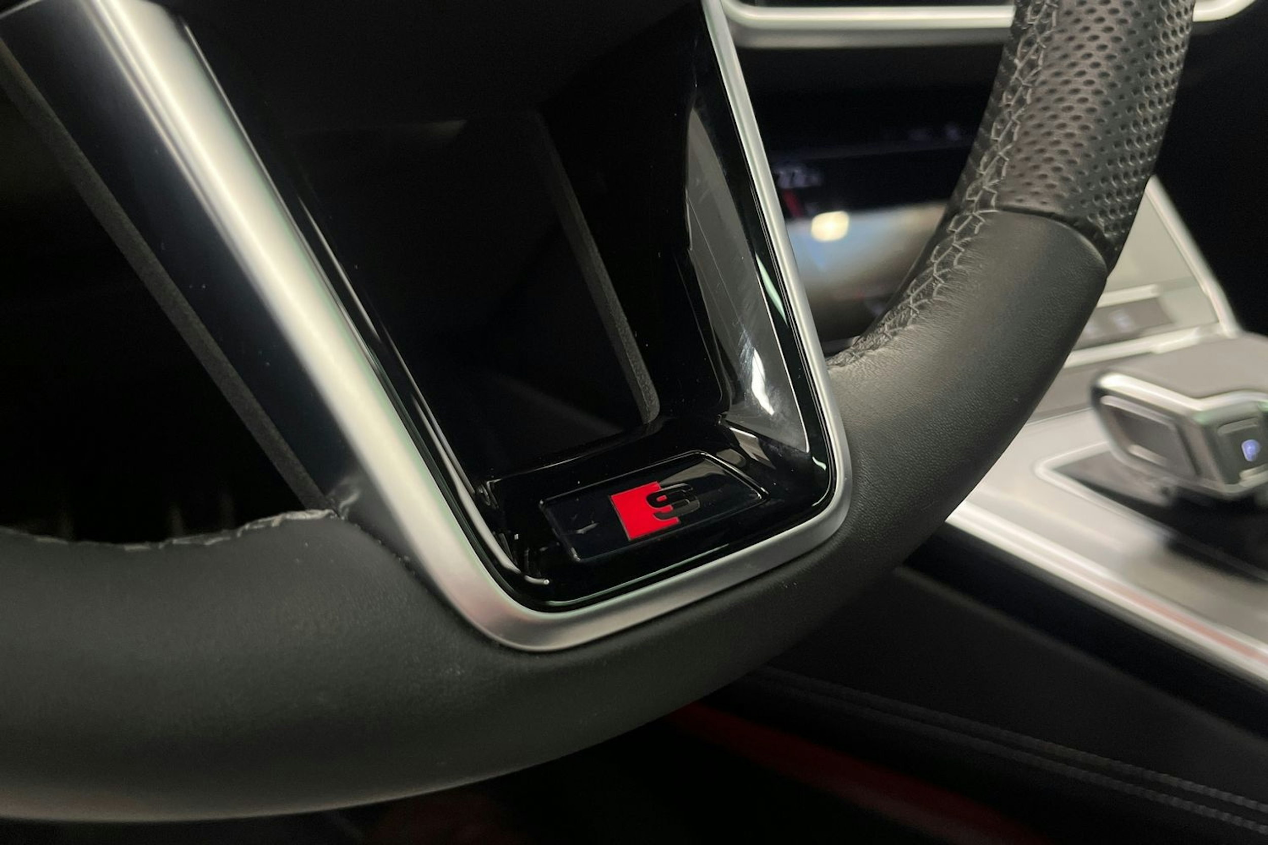 punainen Audi A7 2024 kuva 19.