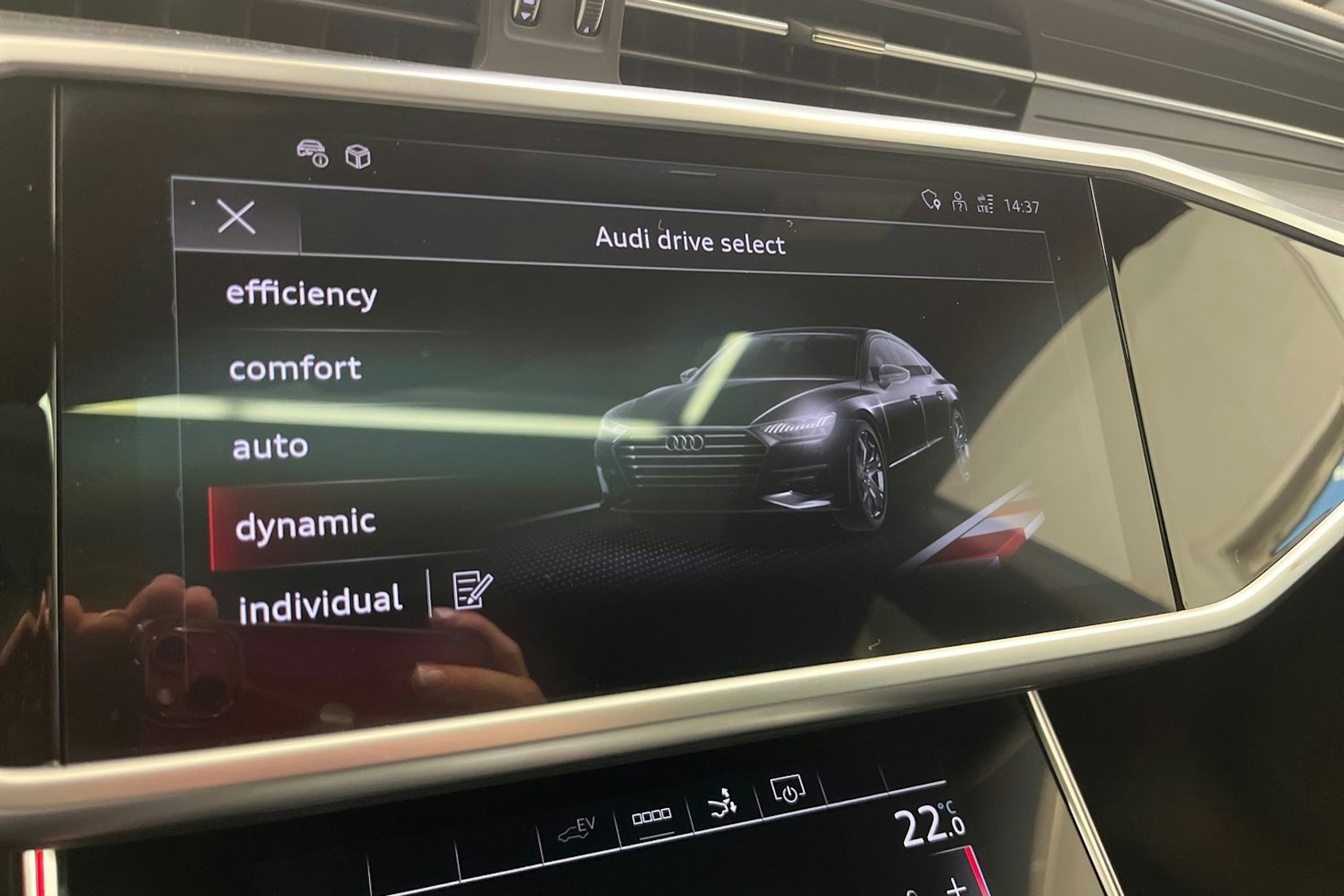 punainen Audi A7 2024 kuva 27.