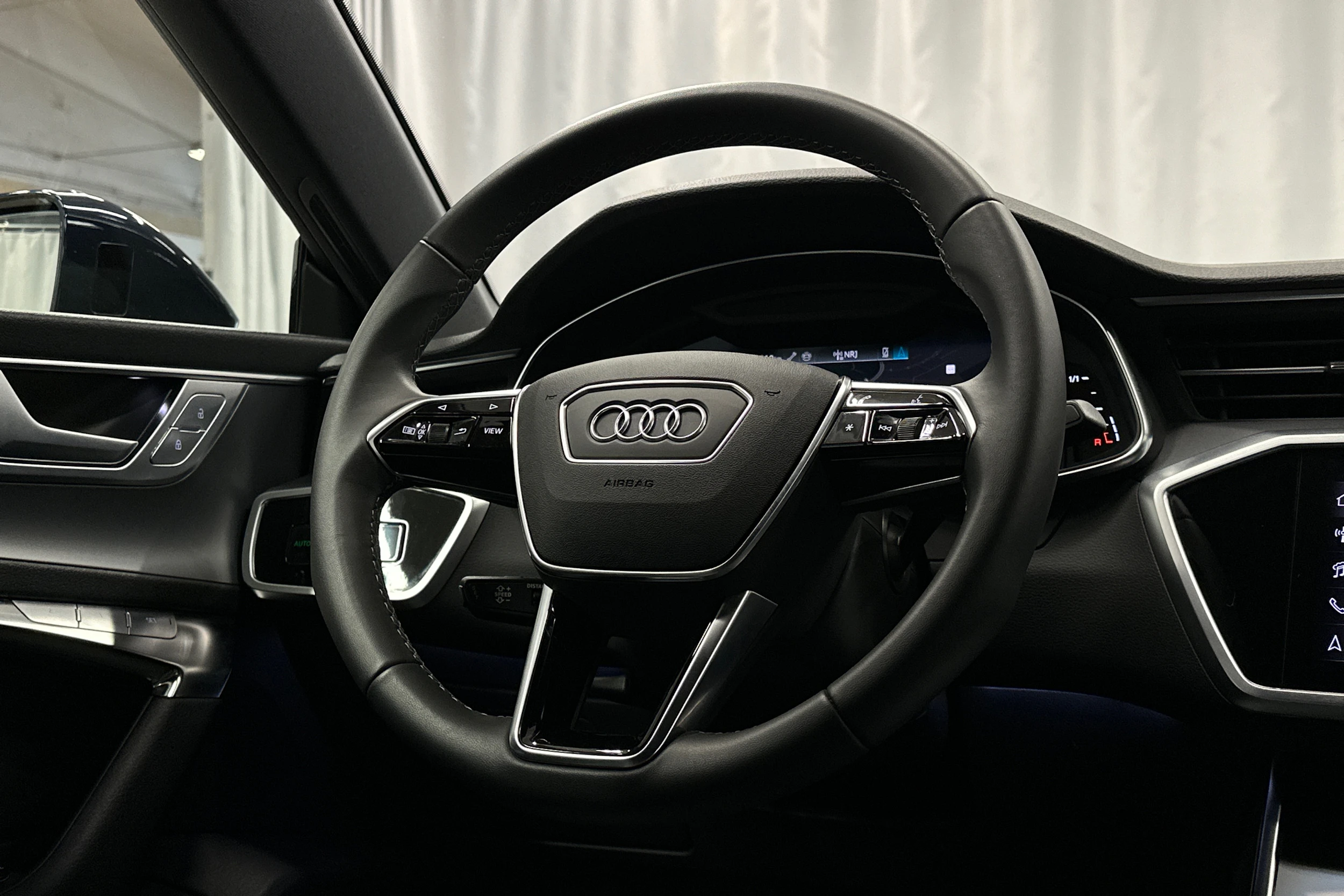 sininen Audi A7 2025 kuva 19.