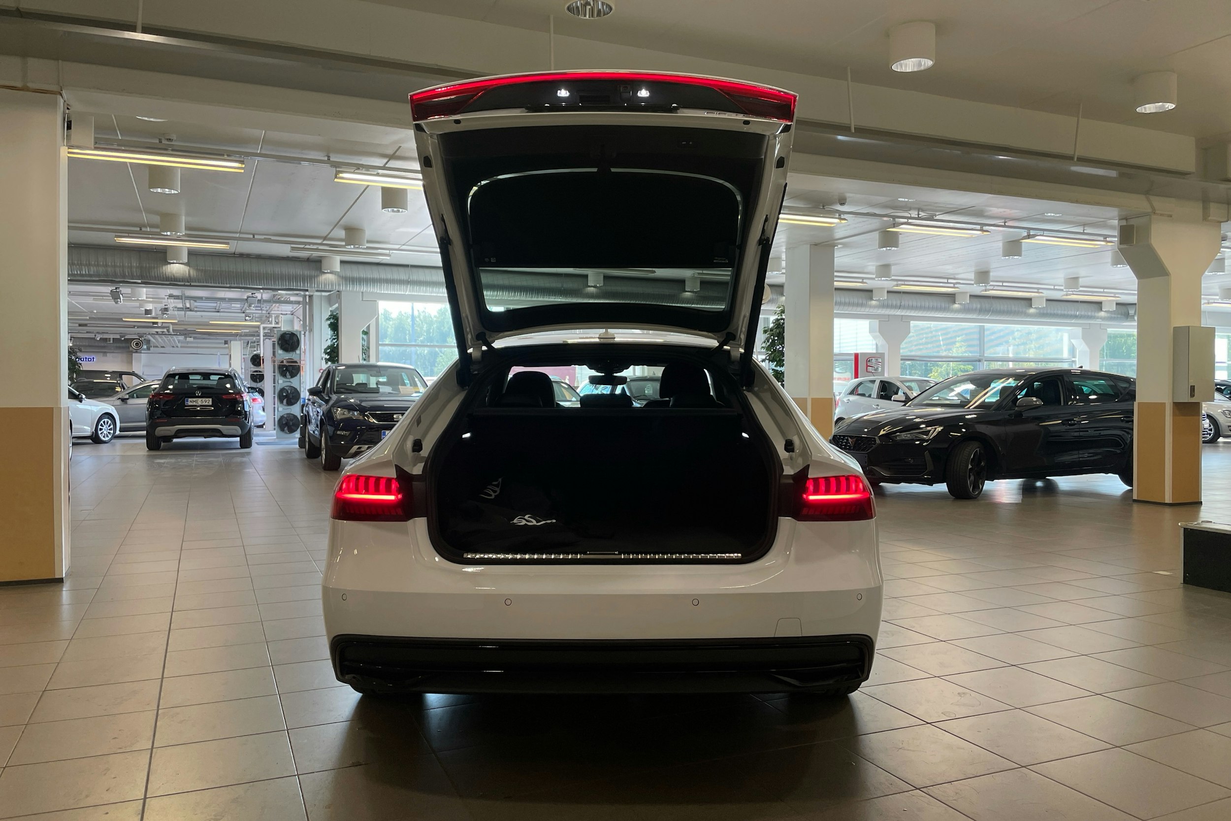 valkoinen Audi A7 2025 kuva 22.