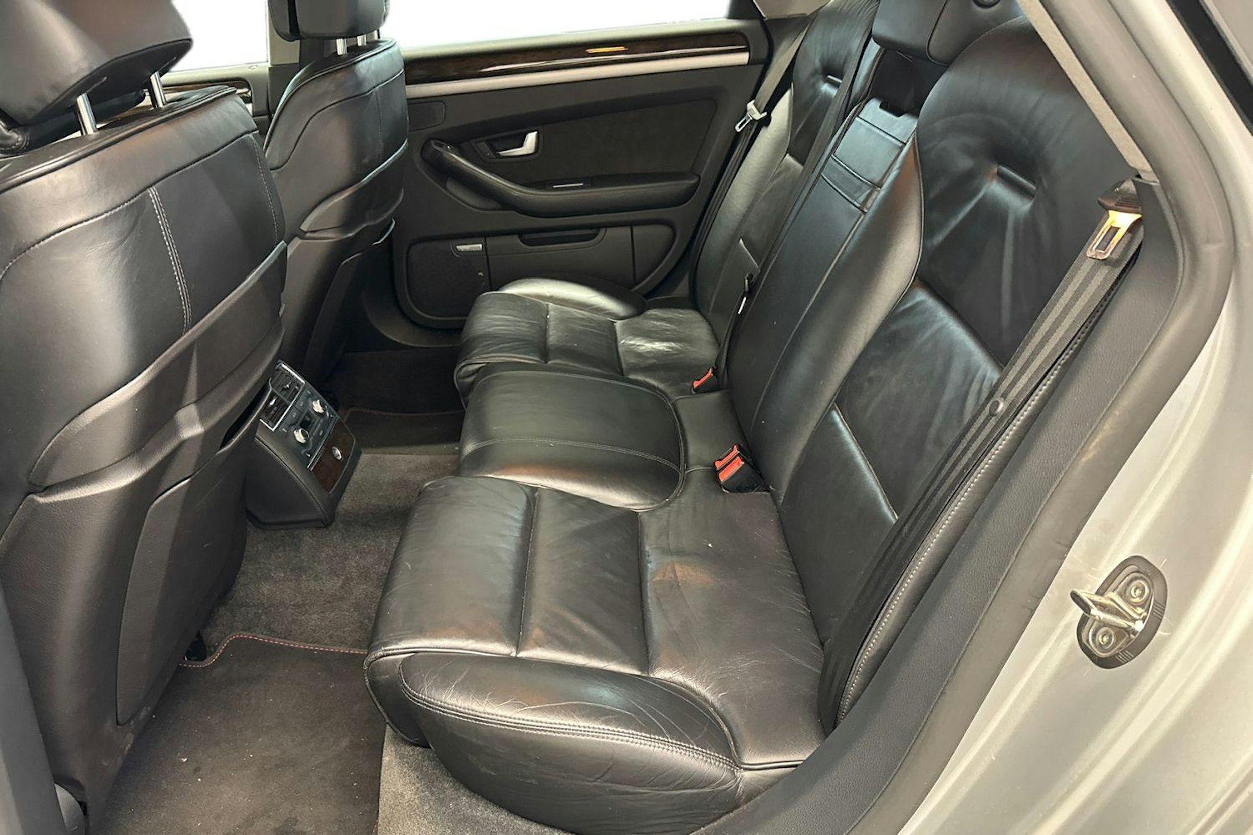 Hopea Audi A8 2007 kuva 8.