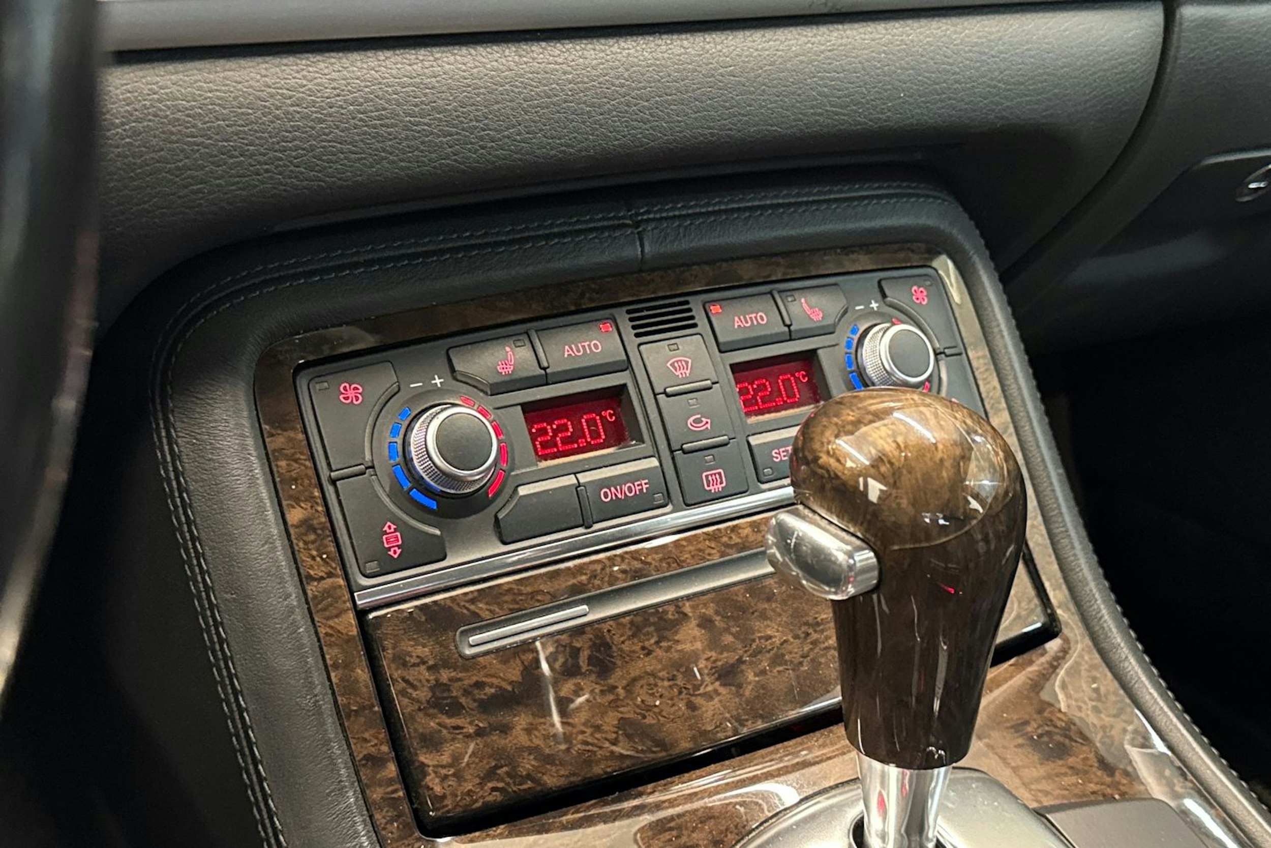 Hopea Audi A8 2007 kuva 15.