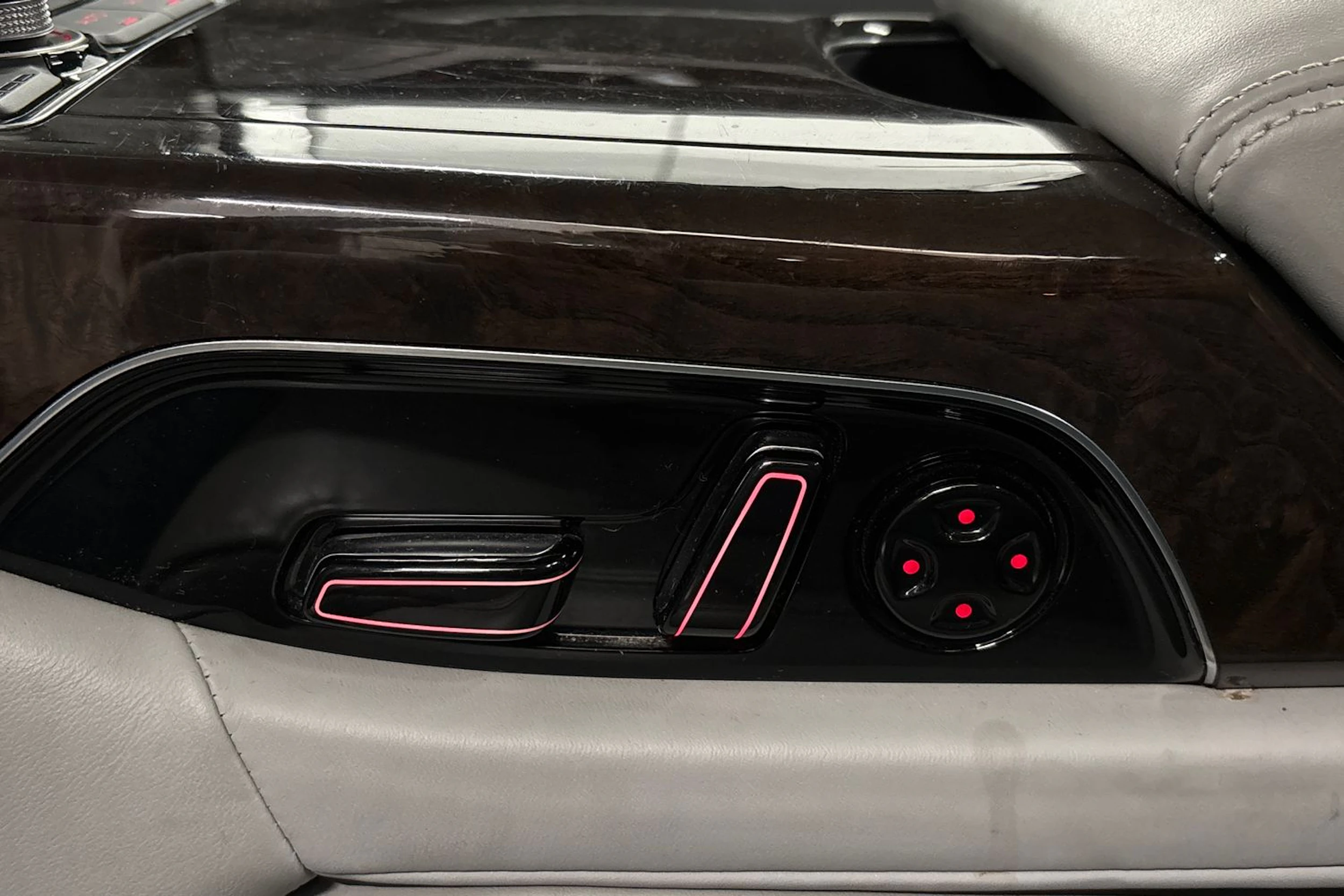 Harmaa Audi A8 2010 kuva 14.